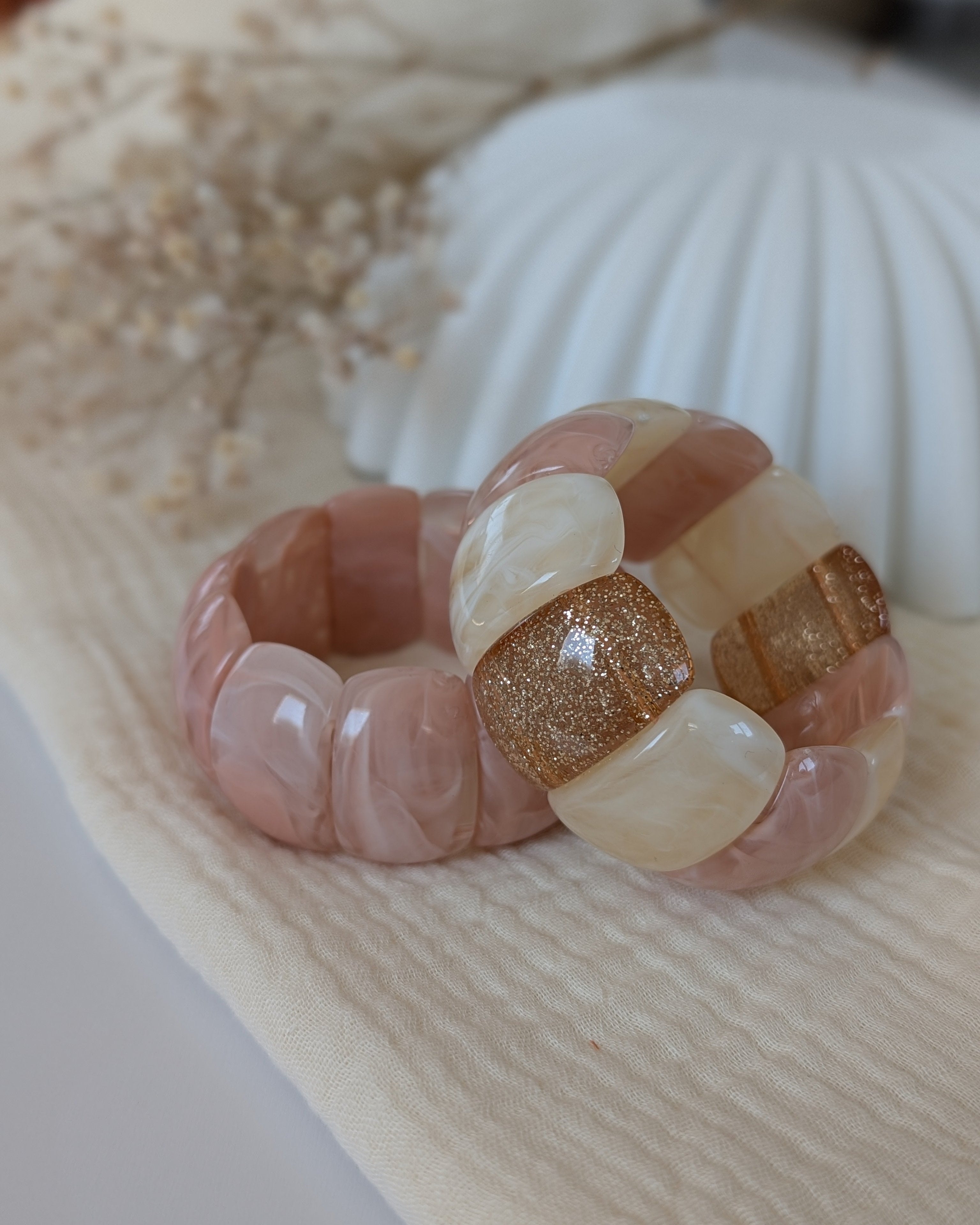 Duo de manchettes Ysée rose des sables écu marbré et glitter champagne. Posés sur gaze de coton.