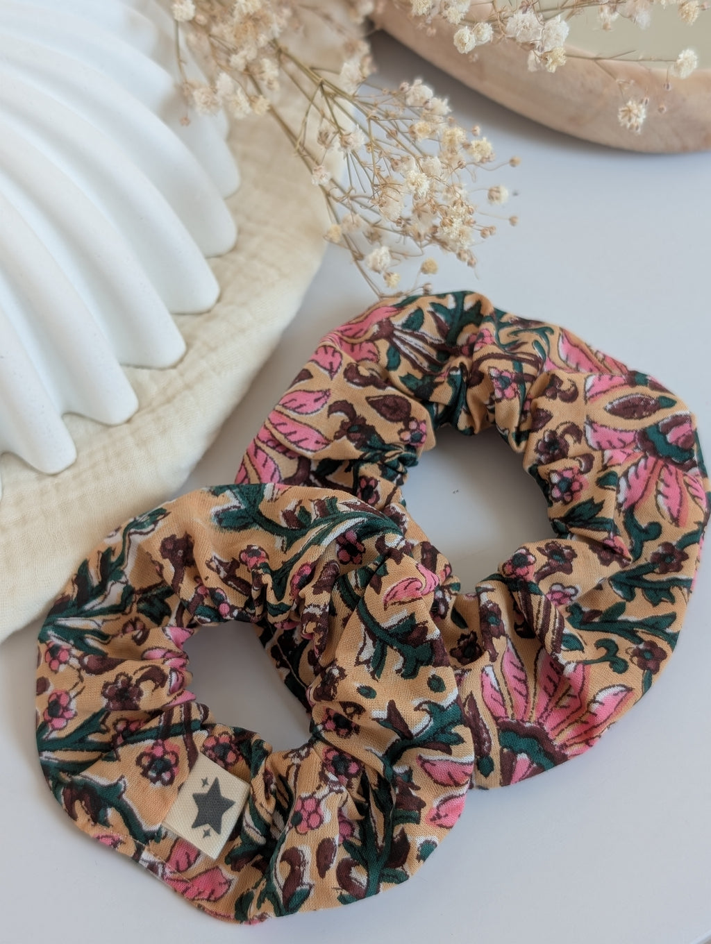 Duo de Choucous floral indien ocre fleur rose et vert posé sur soupelle en grés. Création cousue main La Tête dans les Nétoiles