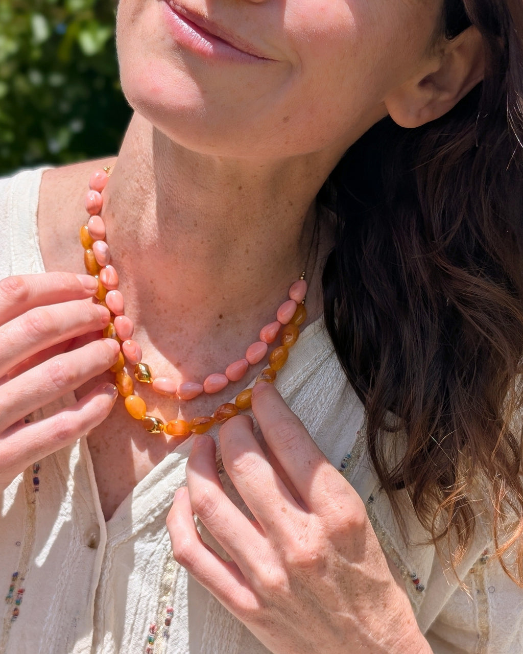 Duo colliers Louison abricot et corail. Portées par une femme. Créations artisanales La Tête dans les Nétoiles 