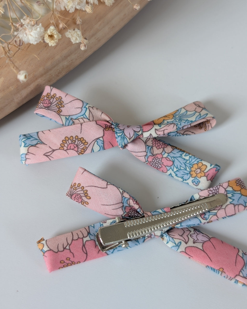 Duo de barrettes liberty avec gros plan pince crocodile. Création cousu La Tête dans les Nétoiles