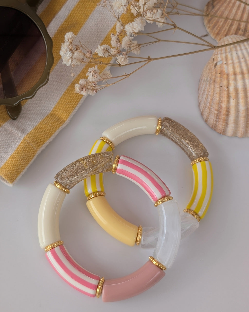 Duo de bracelets perles tube à rayures rose et jaune et perles dorées métal haute qualité. Créations La Tête dans les Nétoiles.