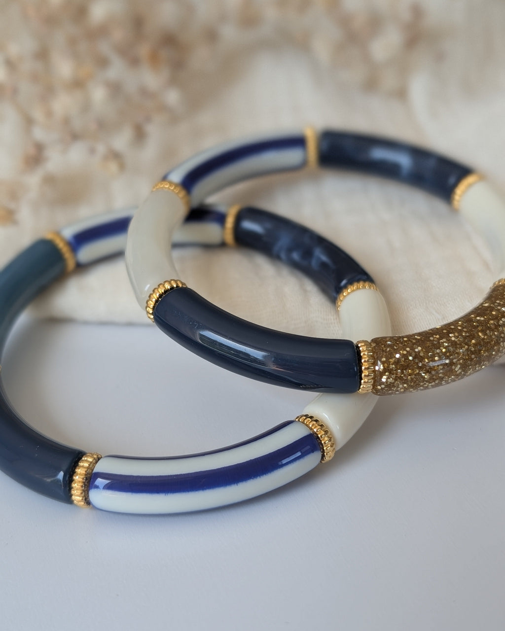 Duo de bracelets perles tube à rayures bleues et perles intercalaires dorées. Création artisanale La Tête dans les Nétoiles 