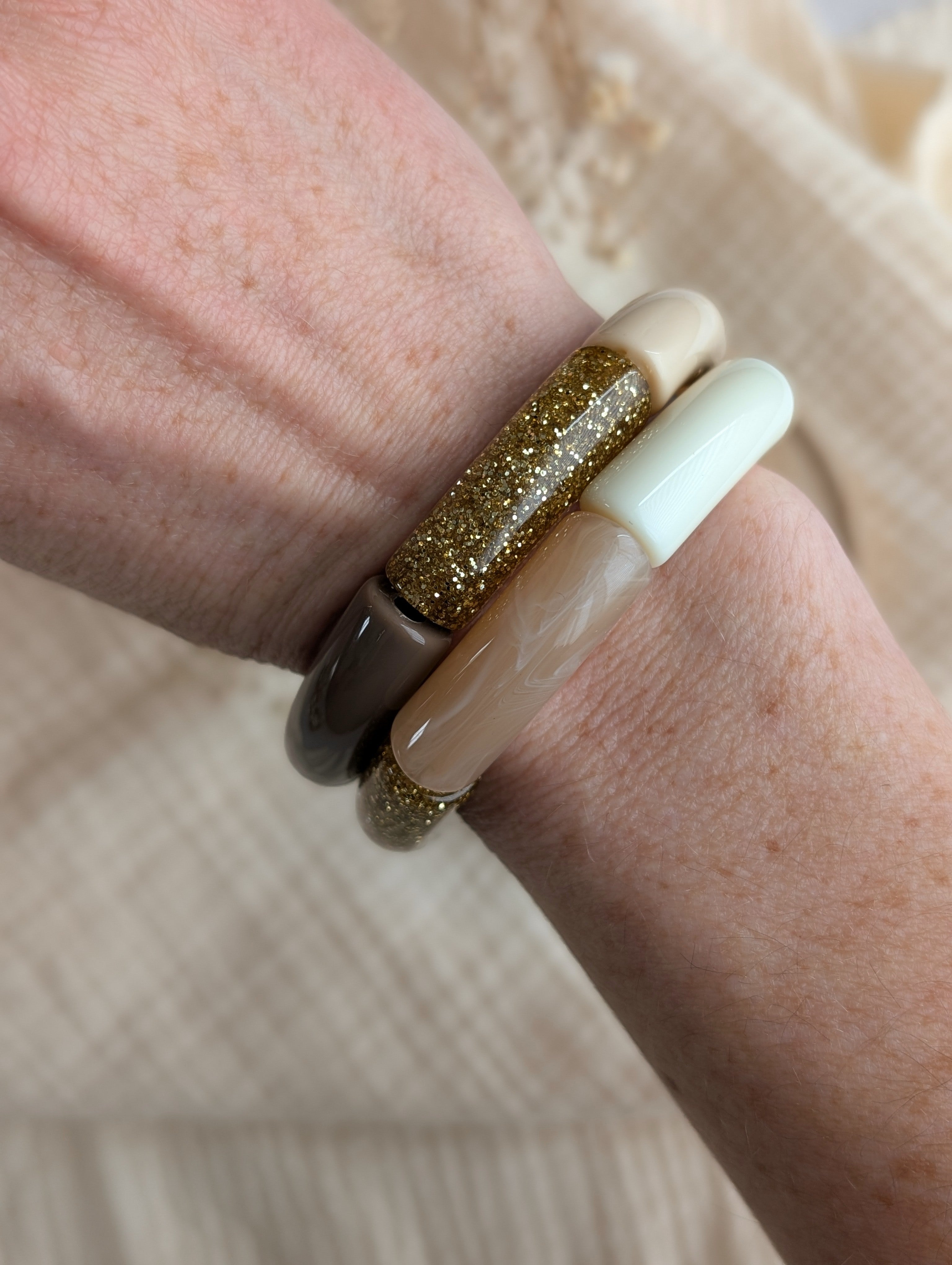 duo de BraceletsMONA perle tube tons naturels portés au poignet. Création La Tête dans les Nétoiles