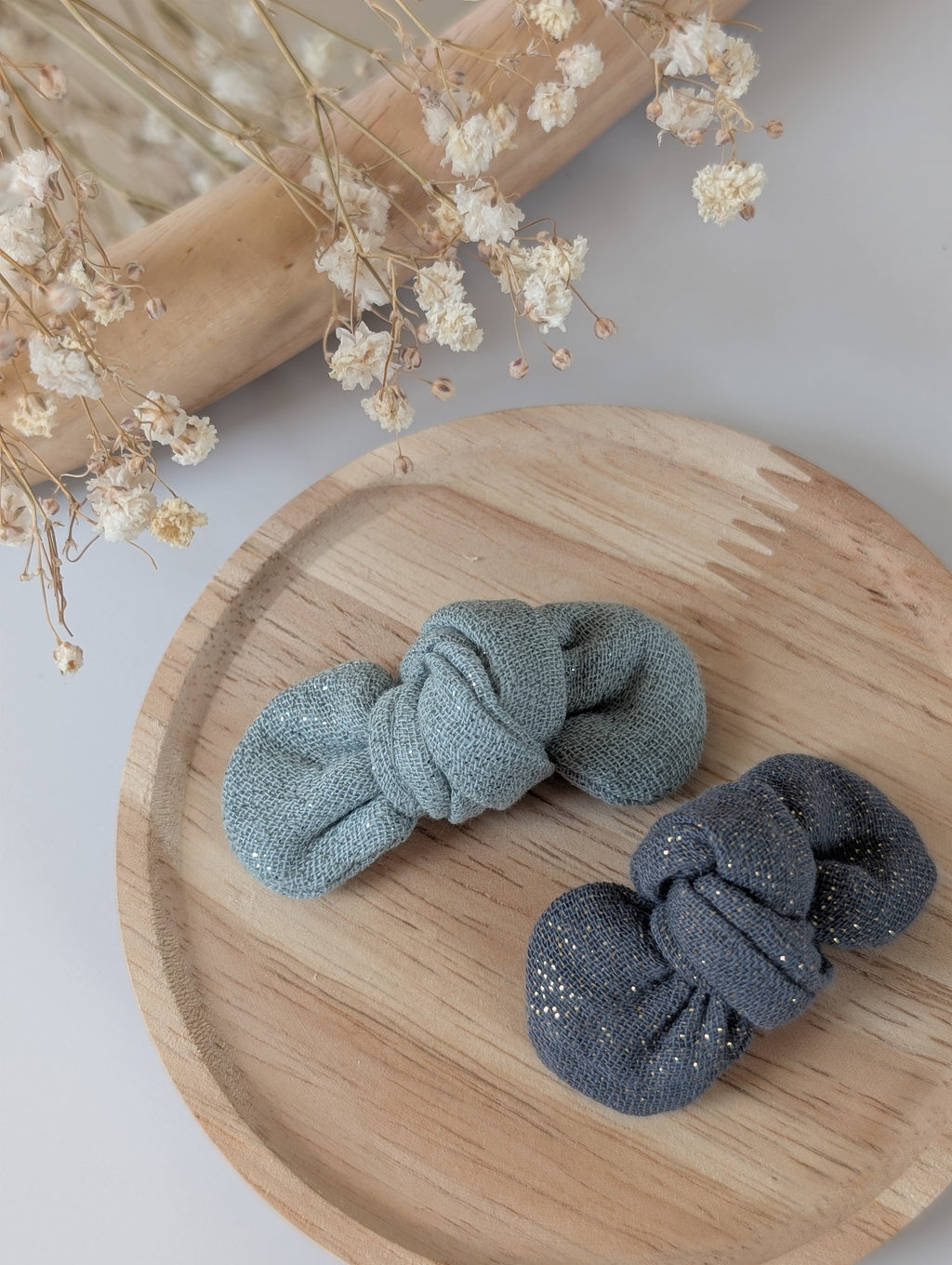 Duo de noeuds gaze de coton Romie sur support en bois. Vert d'eau scintillant et bleu gris scintillant. Cousu main La Tête dans les Nétoiles