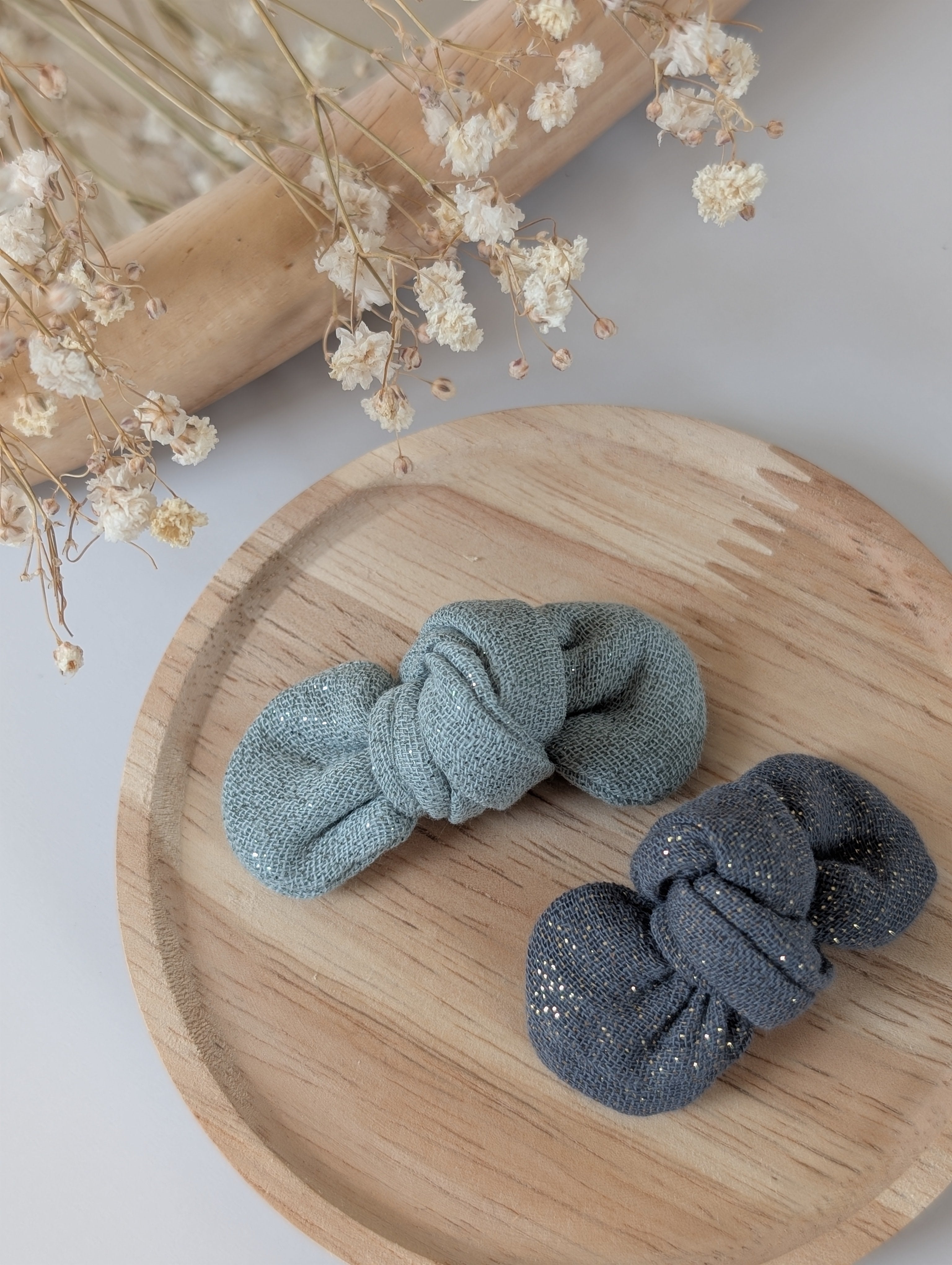 Duo de noeuds gaze de coton Romie sur support en bois. Vert d'eau scintillant et bleu gris scintillant. Cousu main La Tête dans les Nétoiles