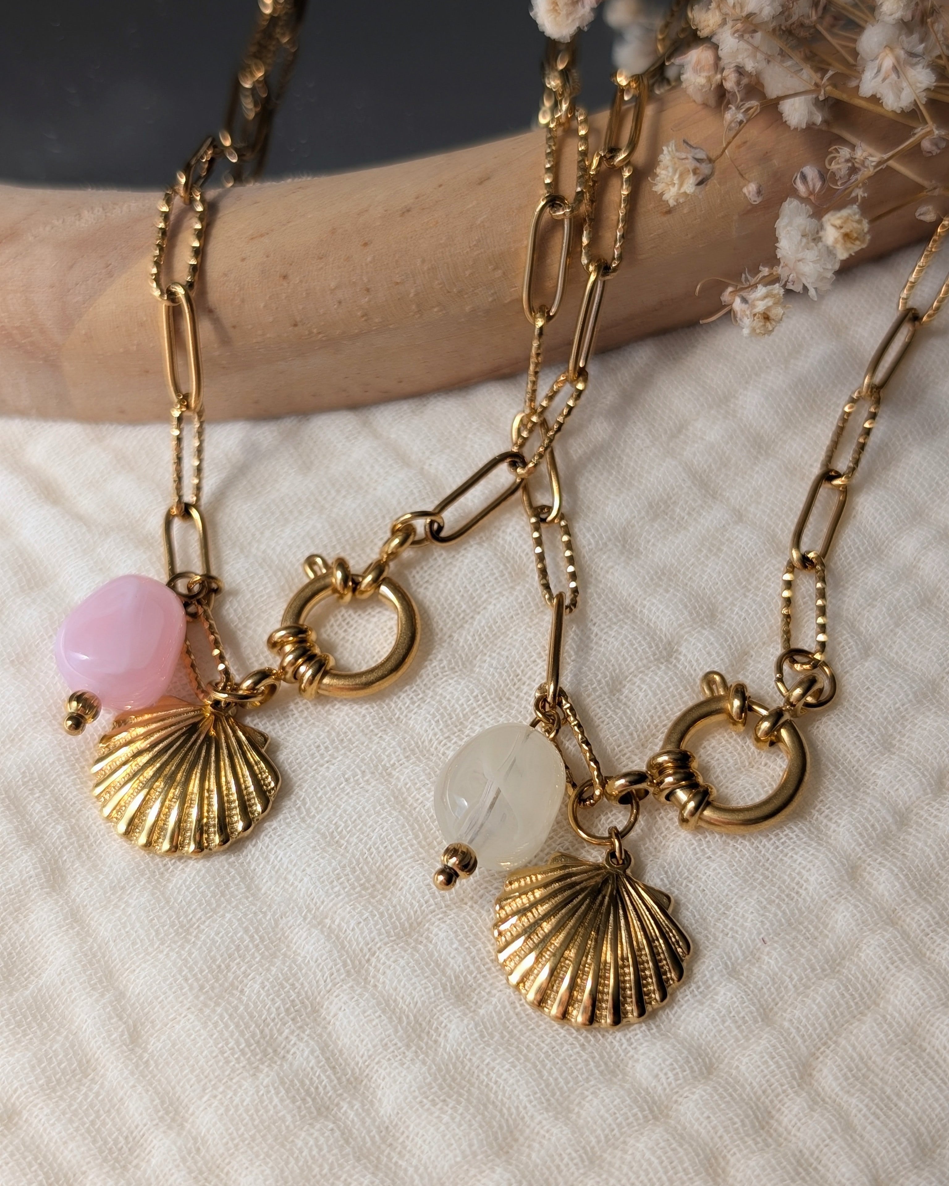 Duo de colliers Nahée chaine maille trombone. Colori rose poudré et beige clair marbré. Posés sur gaze de coton et miroir. Créations artisanales La Tête dans les Nétoiles