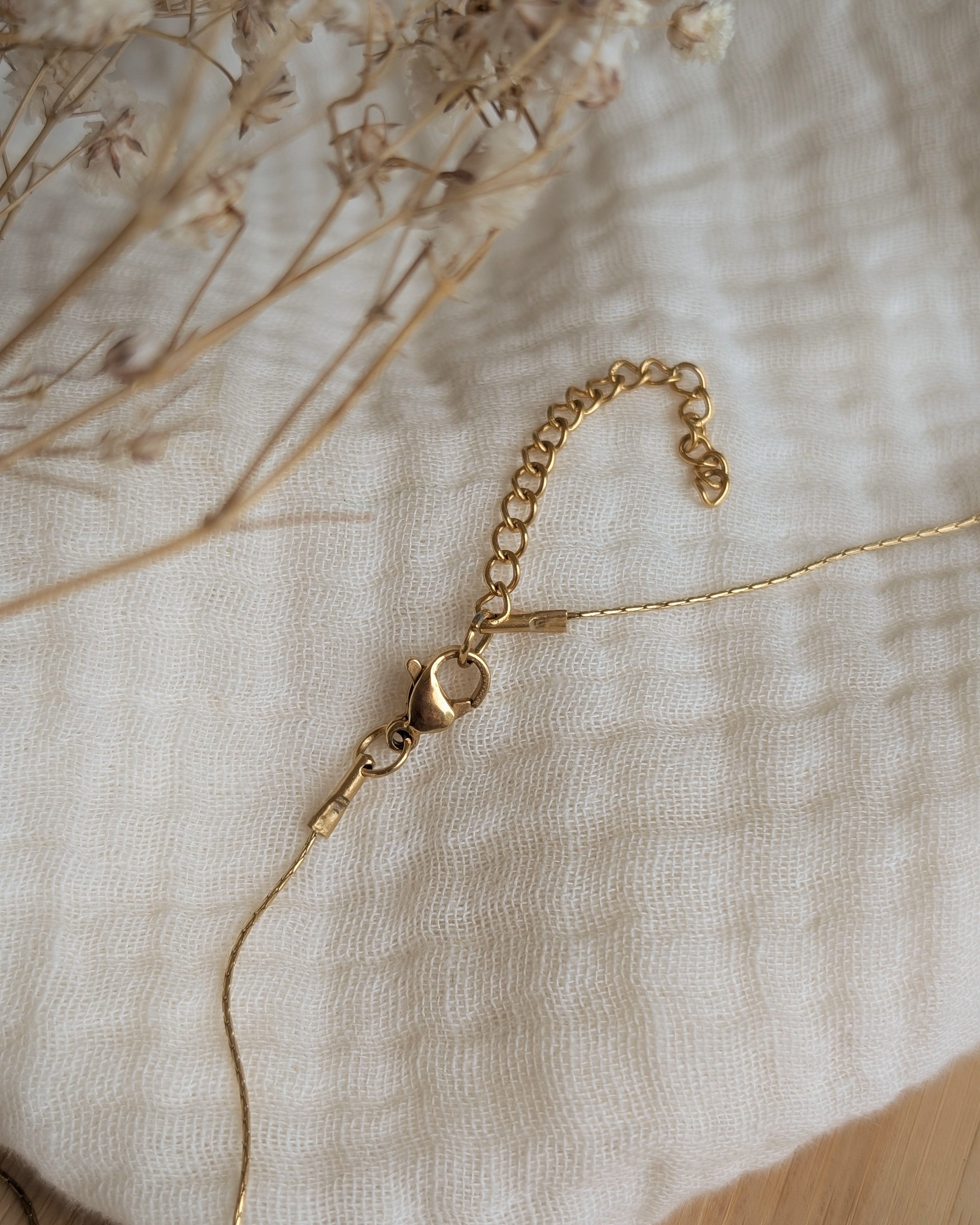Gros plan chaîne extension pour collier Azura en perles résine . Création artisanale La Tête dans les Nétoiles 