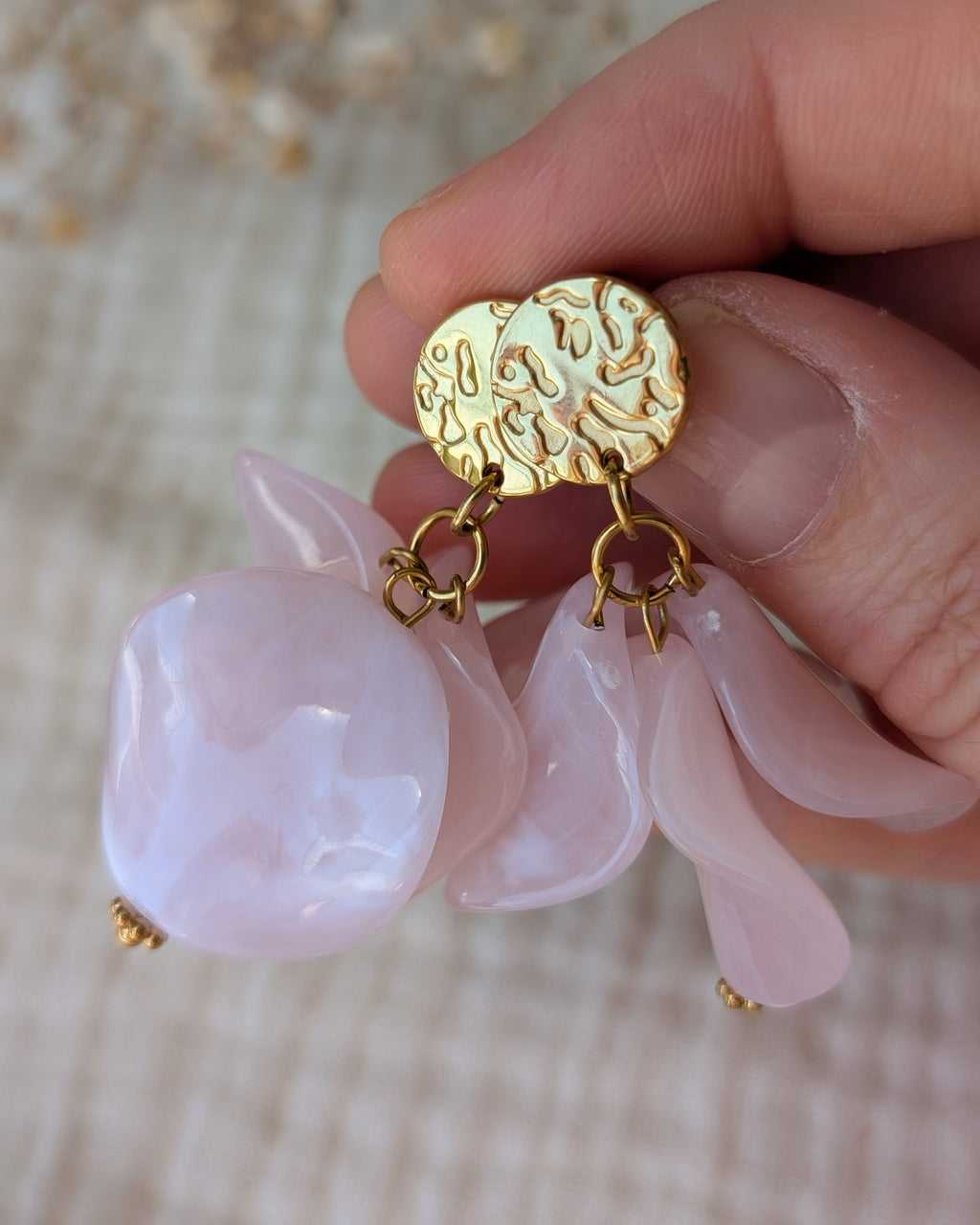 gros plan sur les boucles florales Alizee perles pétales rose poudré et puces martelées. Créations La Tête dans les Nétoiles