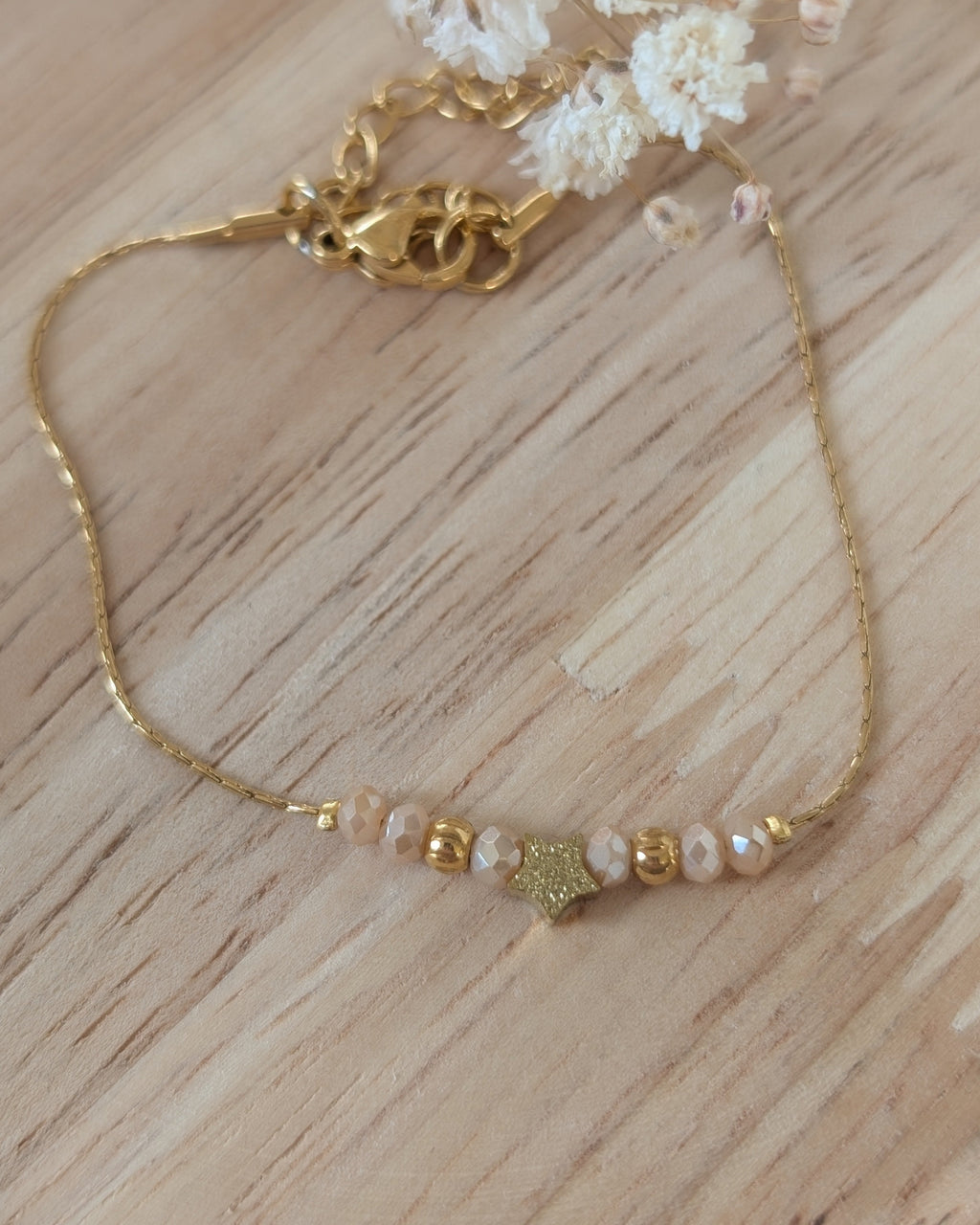 Bracelet fin maille serpentine étoile diamantée et perles en verre nude irisée. Création La Tête dans les nétoiles