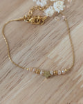 Bracelet fin maille serpentine étoile diamantée et perles en verre nude irisée. Création La Tête dans les nétoiles