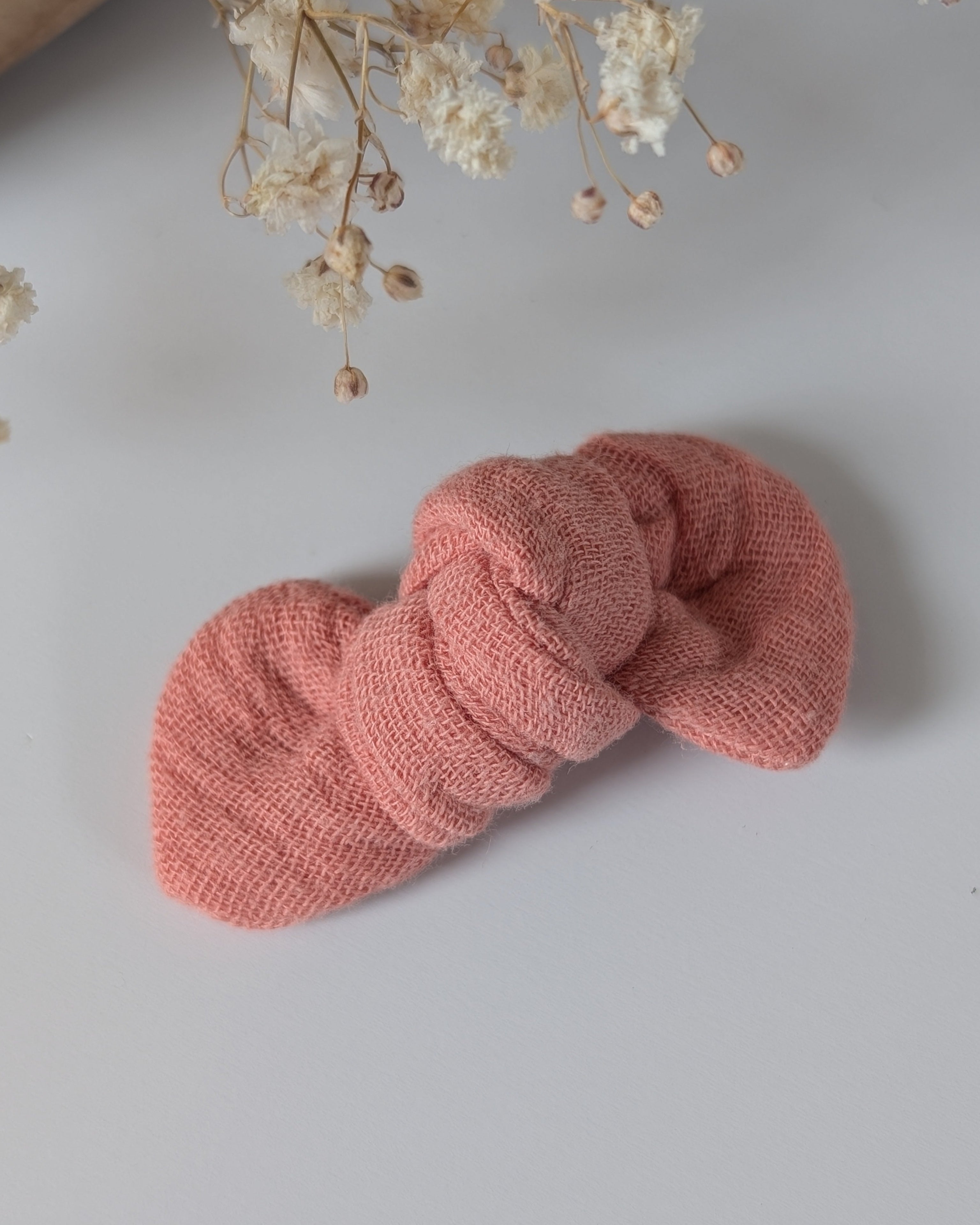 Noeud cheveux barrette bébé et fille en gaze de coton marsala. Cousu main La Tête dans les Nétoiles