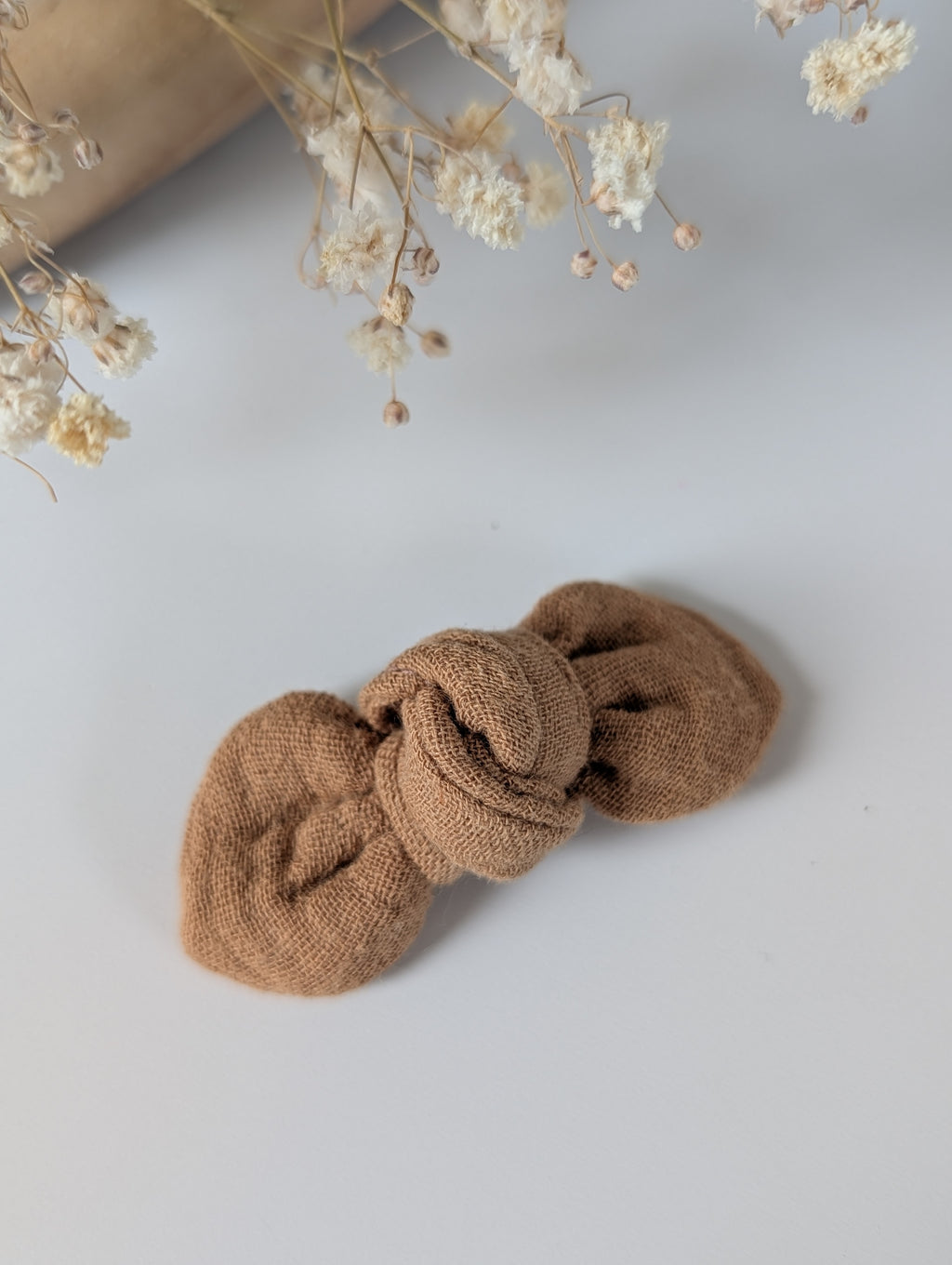 Noeud cheveux barrette bébé et fille en gaze de coton couleur sable mouillé. Cousu main la Tête dans les Nétoiles