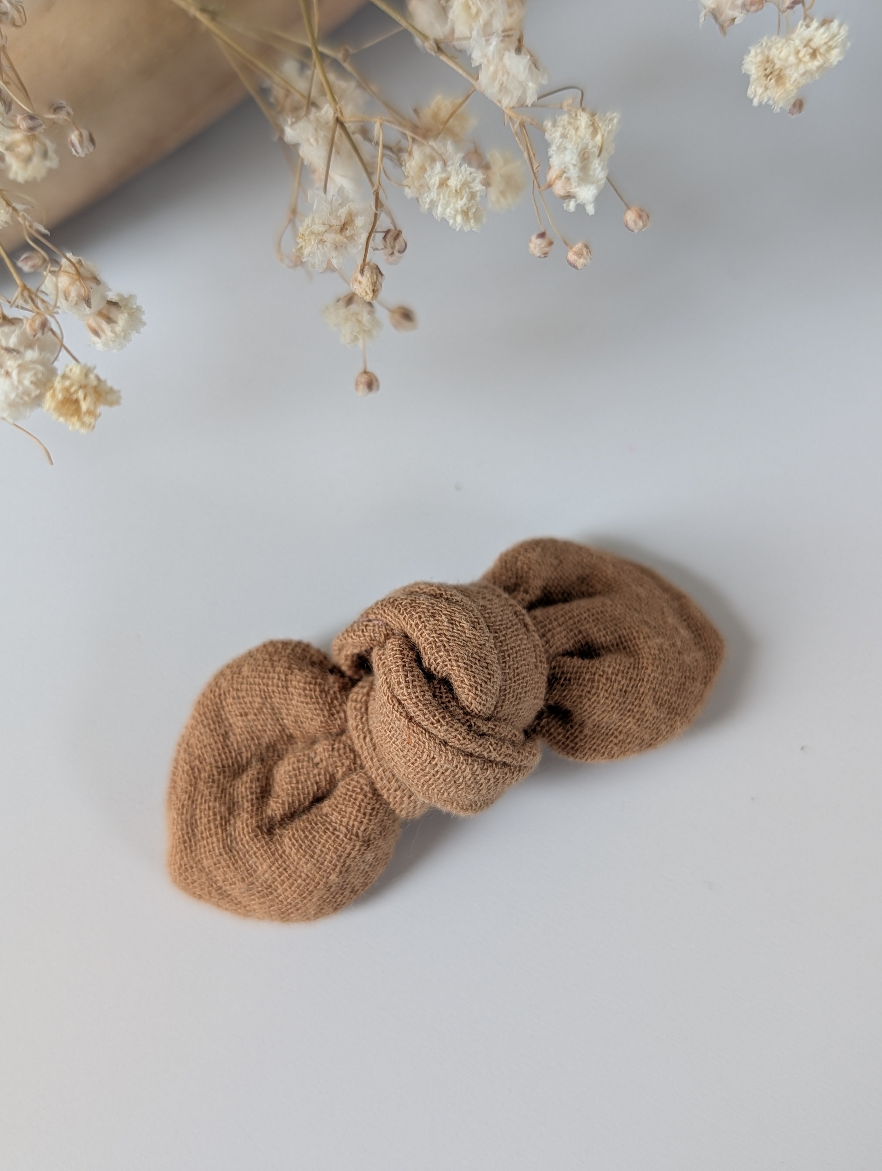 Noeud cheveux barrette bébé et fille en gaze de coton couleur sable mouillé. Cousu main la Tête dans les Nétoiles