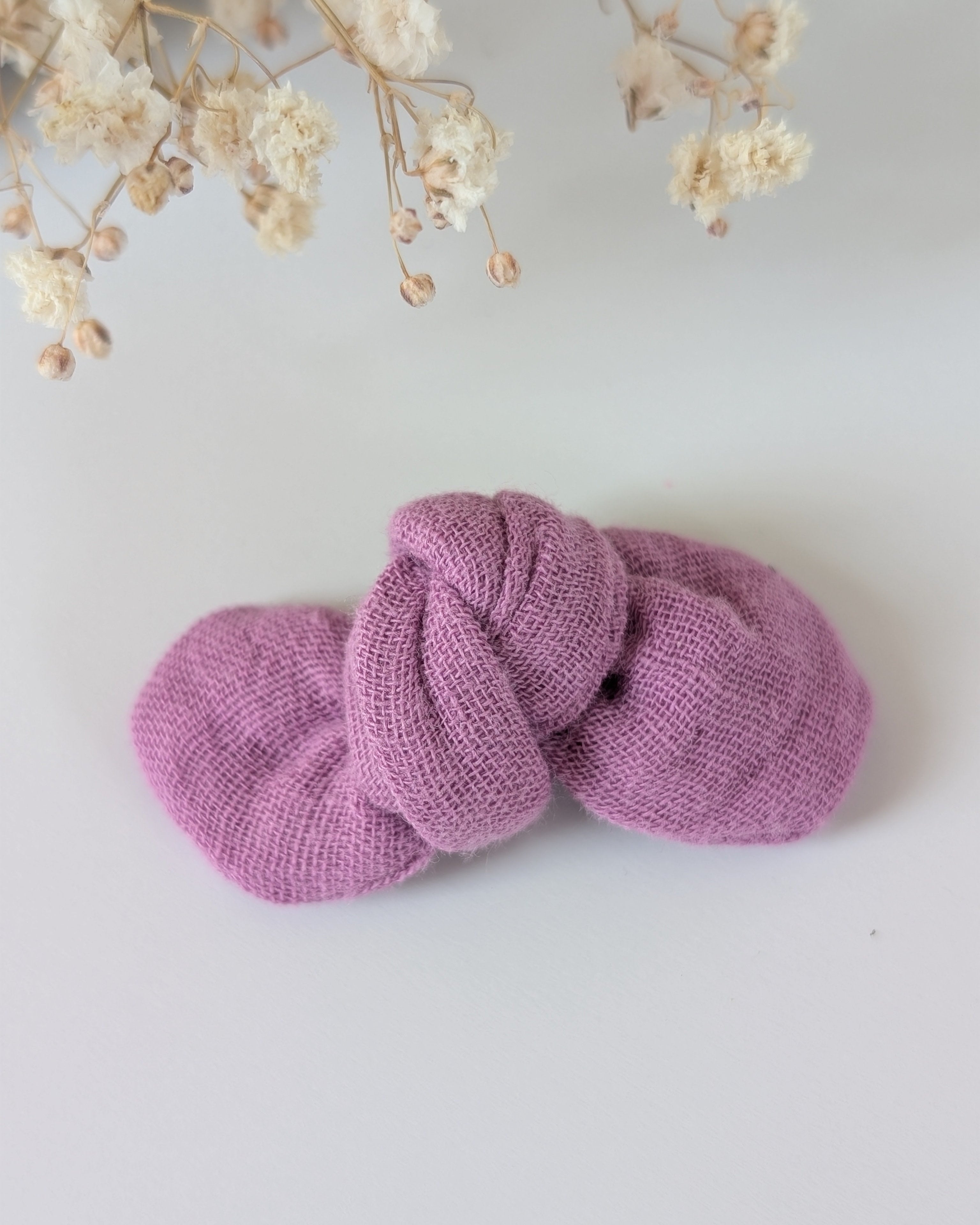 Noeud heveux barrette bébé et filleen gaze de coton violet bougainvilliers. Cousu main La Tête dans les Nétoiles