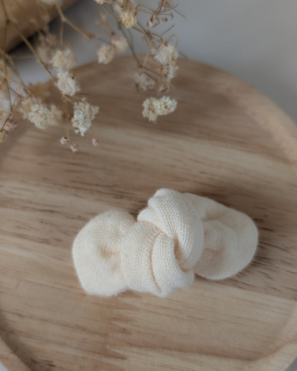 noeud cheveux barrette en gaze de coton écru cousu main. La Tête dans les  Nétoiles. posée sur un support en bois