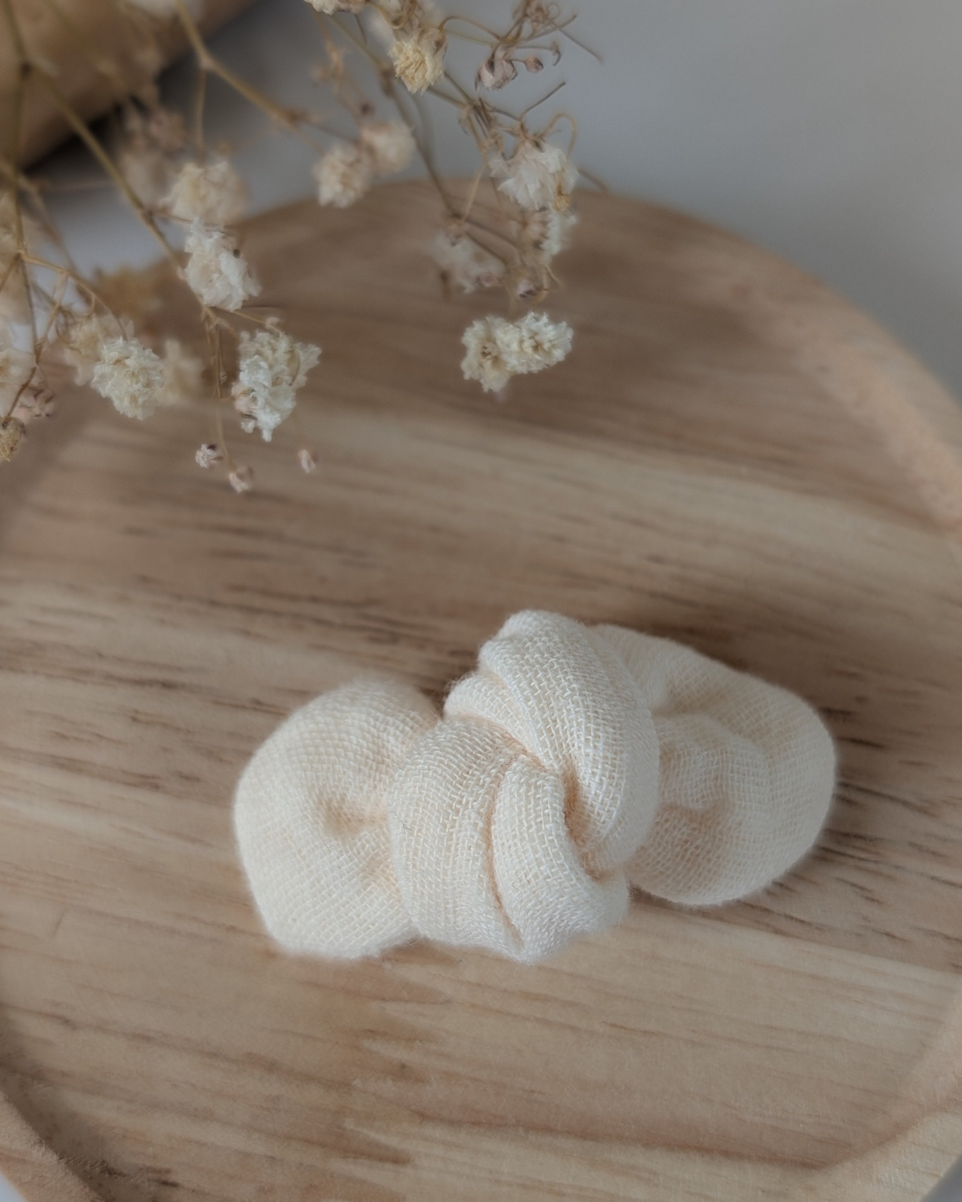 noeud cheveux barrette en gaze de coton écru cousu main. La Tête dans les  Nétoiles. posée sur un support en bois