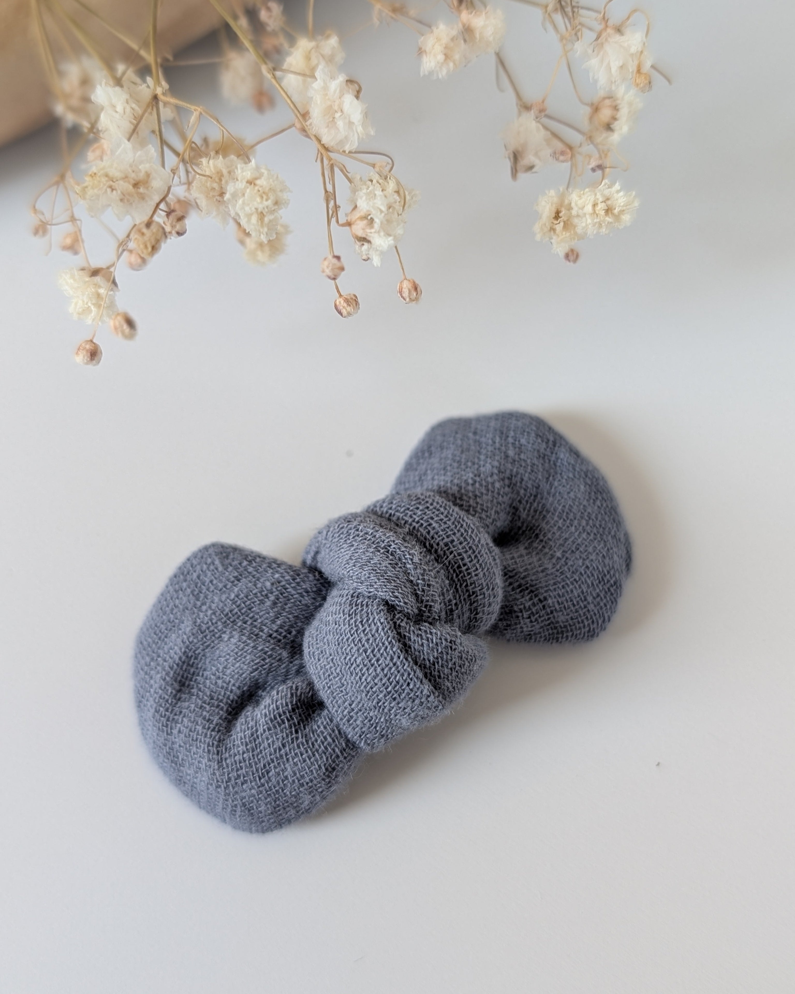 Noeud cheveux barrette bébé ou fille e, gaze de coton bleu denim. Cousu main La Tête dans les Nétoiles
