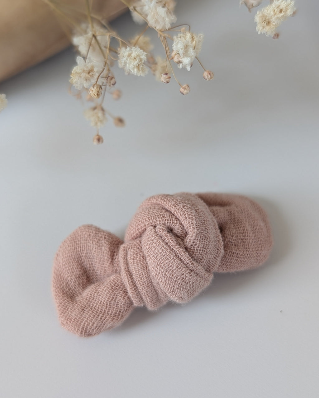 Noeud cheveux barrette bébé et fille en gaze de coton eau de rose nude. Cousu main La Tête dans les Nétoiles
