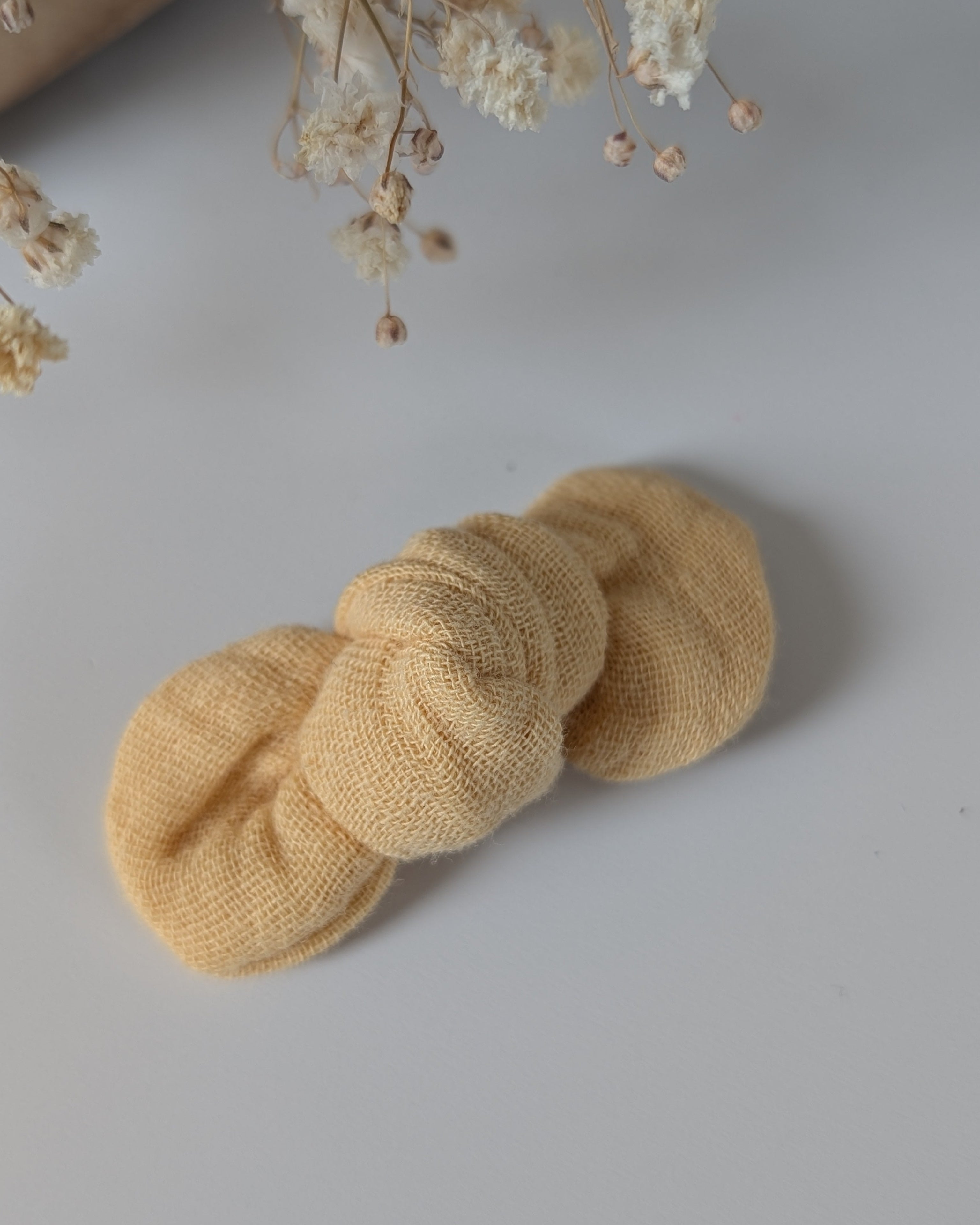 Noeud cheveux barrette bébé et fille en gaze de coton jaune vanille. cousu main La Tête dans les Nétoiles