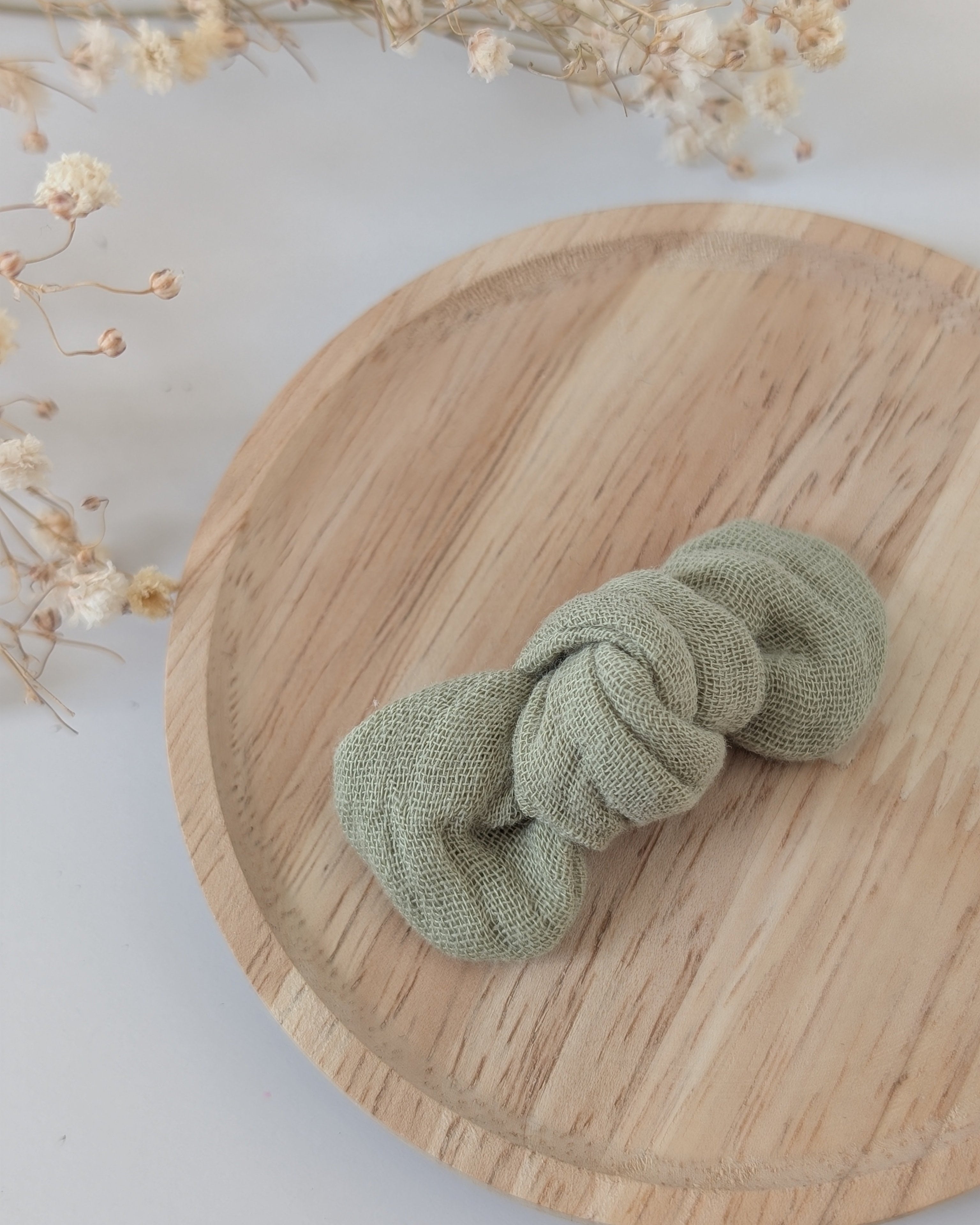 Noeud cheveux barrette bebe fille gaze de coton amande cousu main La Tête dans les Nétoiles. posée sur un support en bois