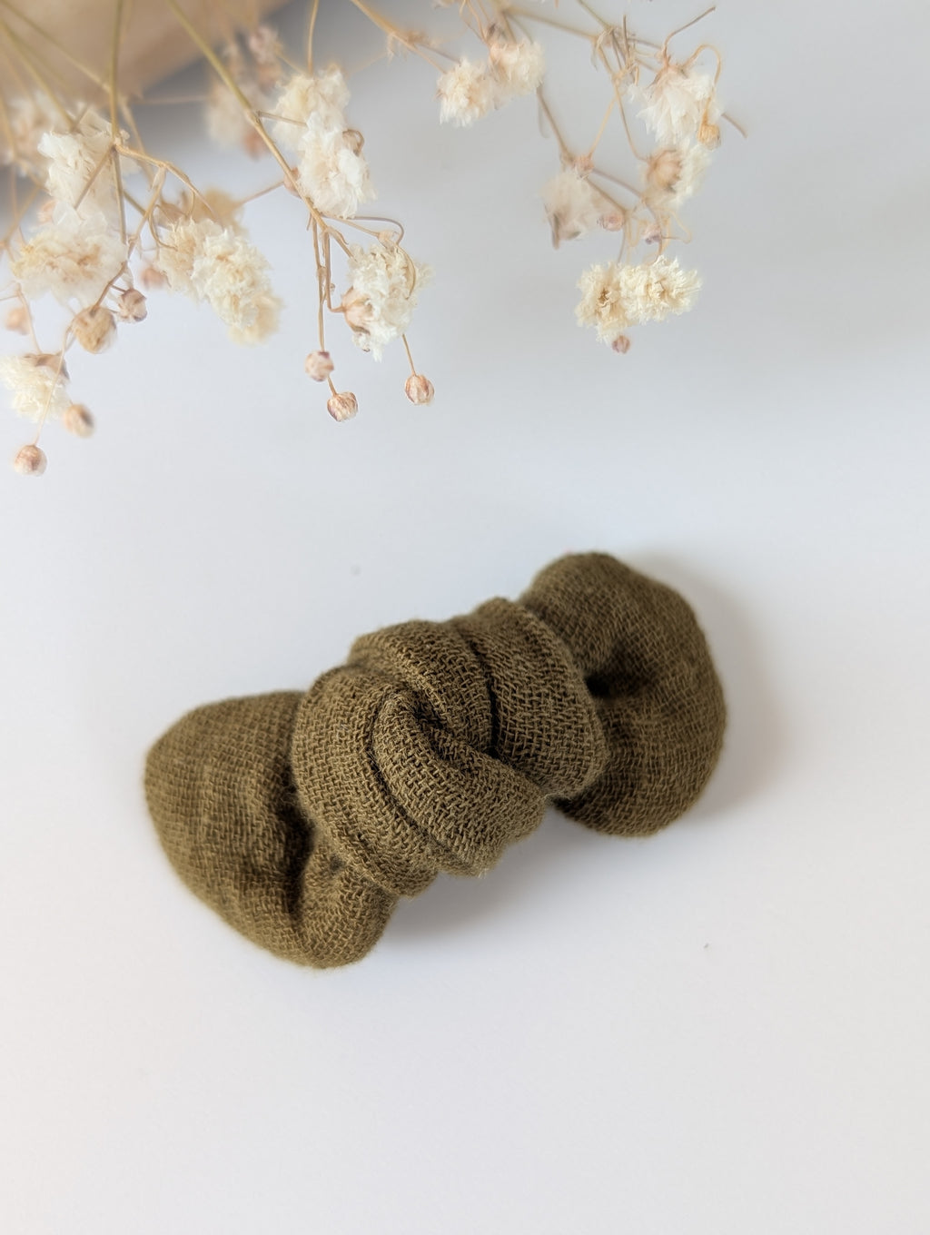 Noeud cheveux barrette bebe fille gaze de coton vert bronze. Cousu main La Tête dans les nétoiles.