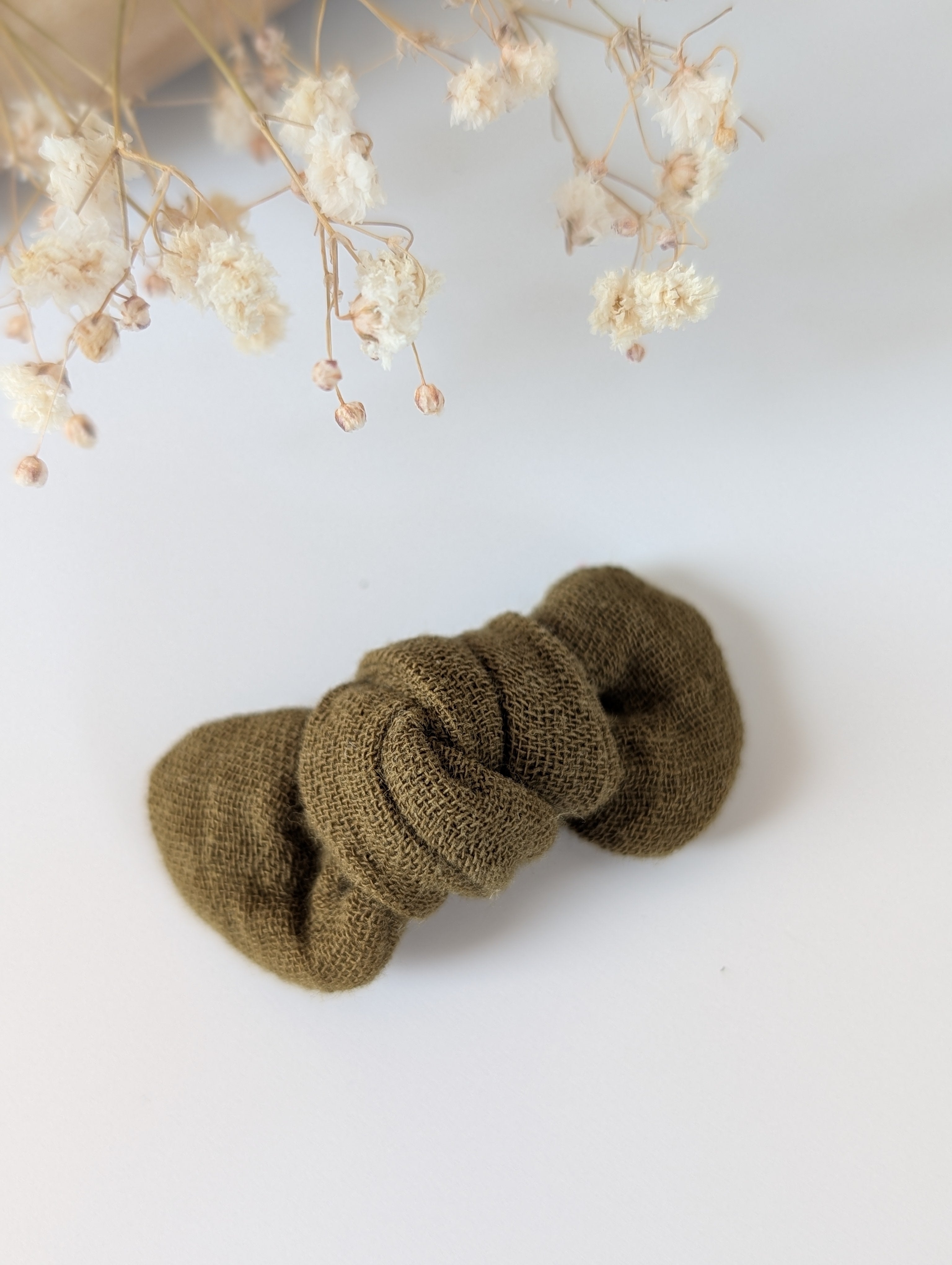 Noeud cheveux barrette bebe fille gaze de coton vert bronze. Cousu main La Tête dans les nétoiles.