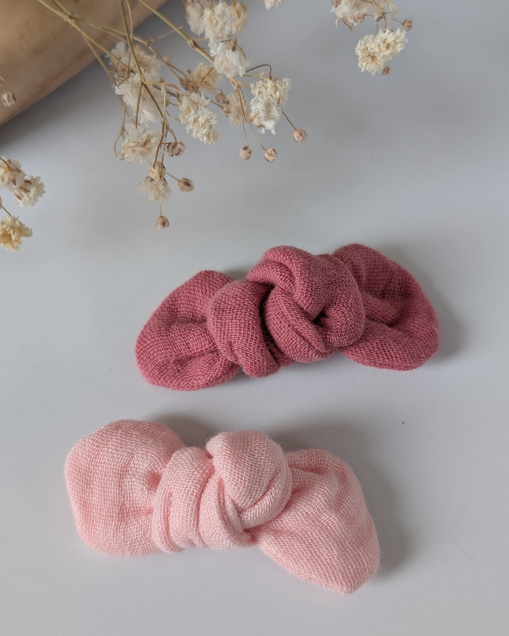 Noeud cheveux barrette en gaze de coton vieux rose et rose blush cousus main La Tête dans les Nétoiles
