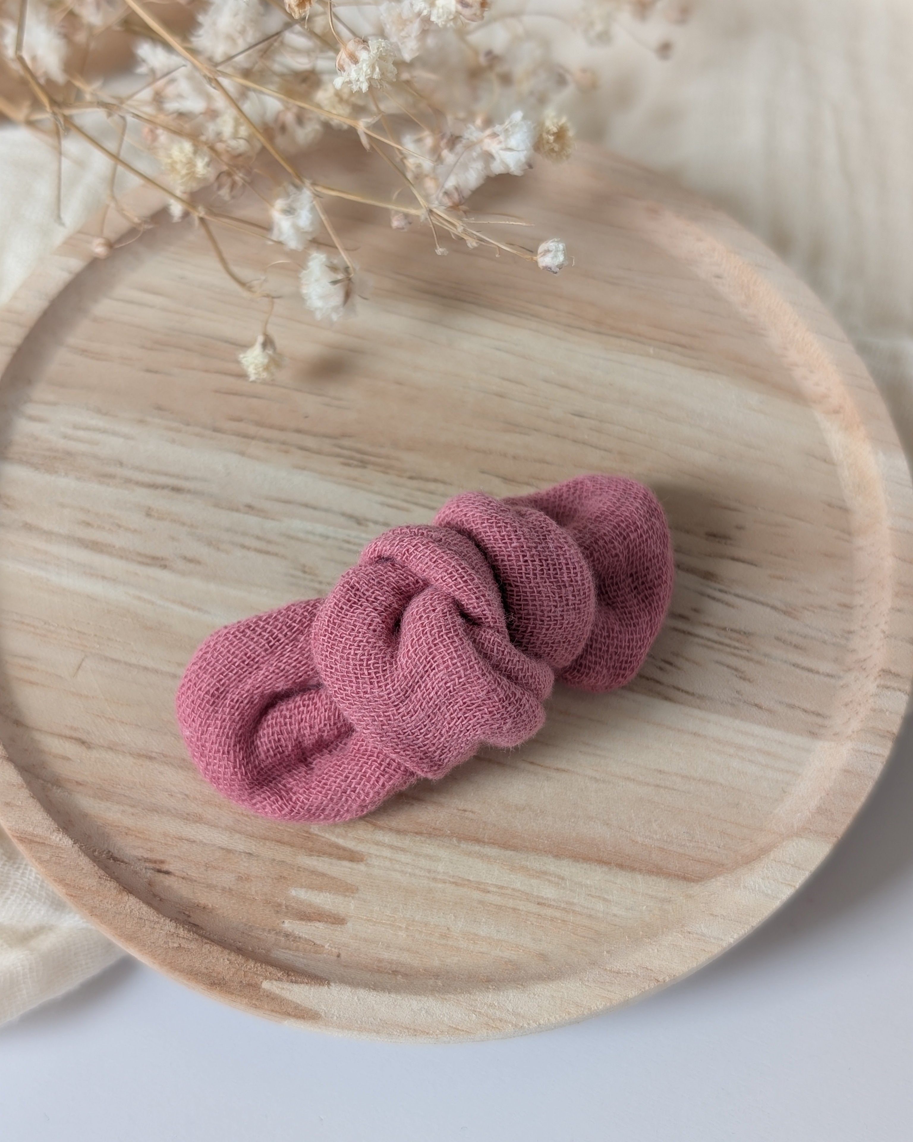 Noeud cheveux bebe filles gaze de coton vieux rose. création artisanale La Tête dans les Nétoiles. 