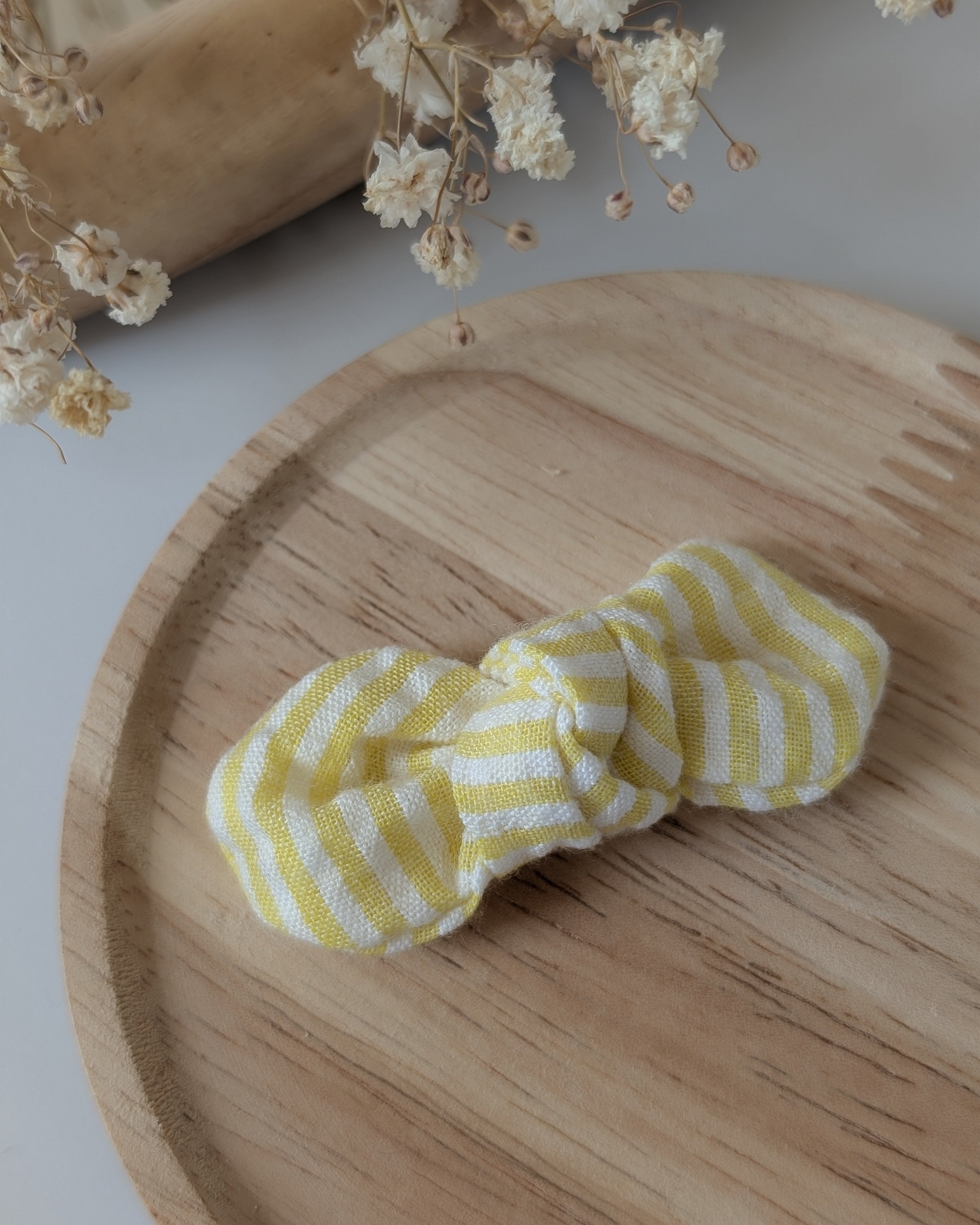 Noeud cheveux en seersucker gaufré à rayures jaune. Cousu main La Tête dans les Nétoiles. Posé sur un support en bois