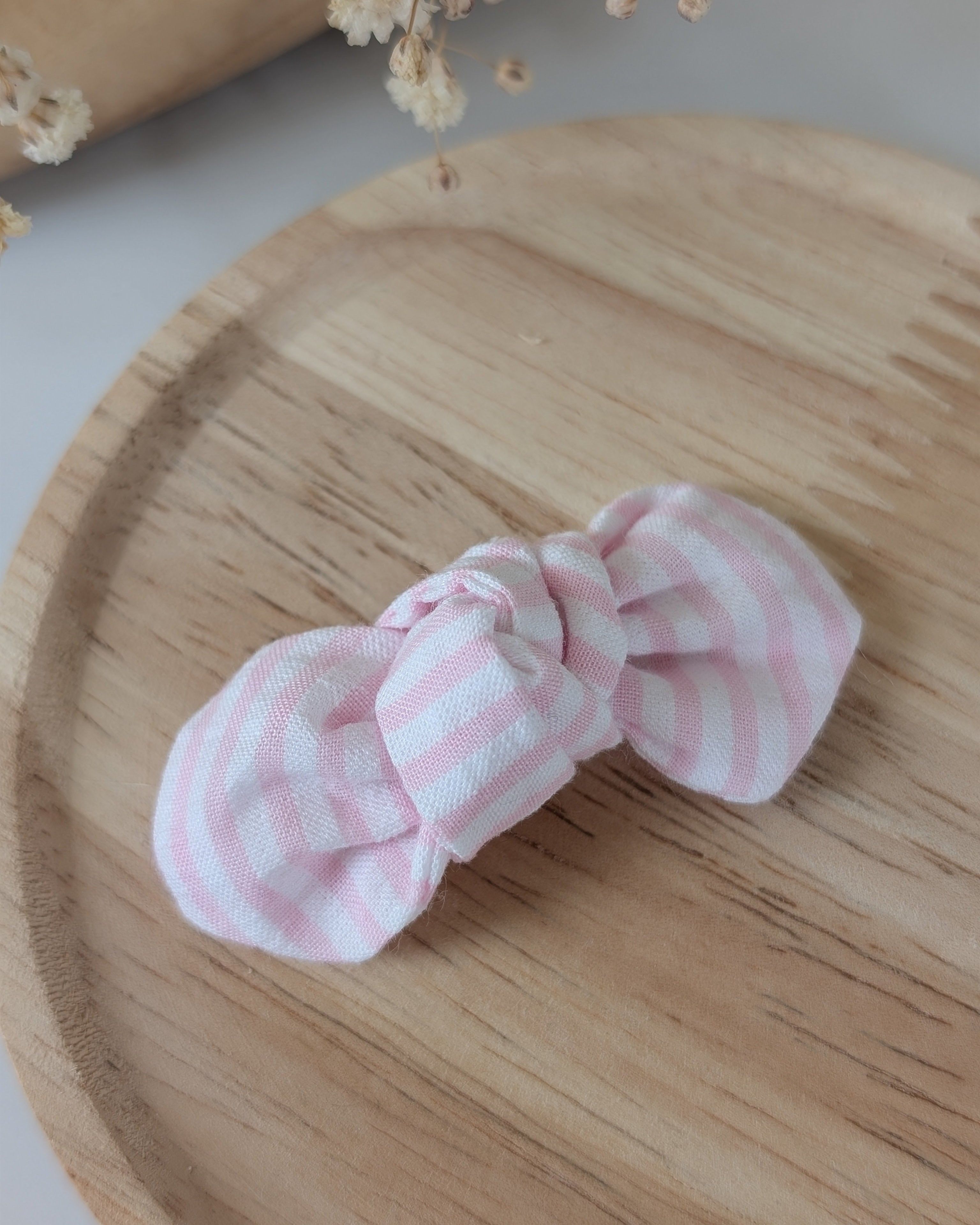 Noeud cheveux en seersucker à rayures rose. Cousu main La Tête dans les Nétoiles. Posé sur un support en bois