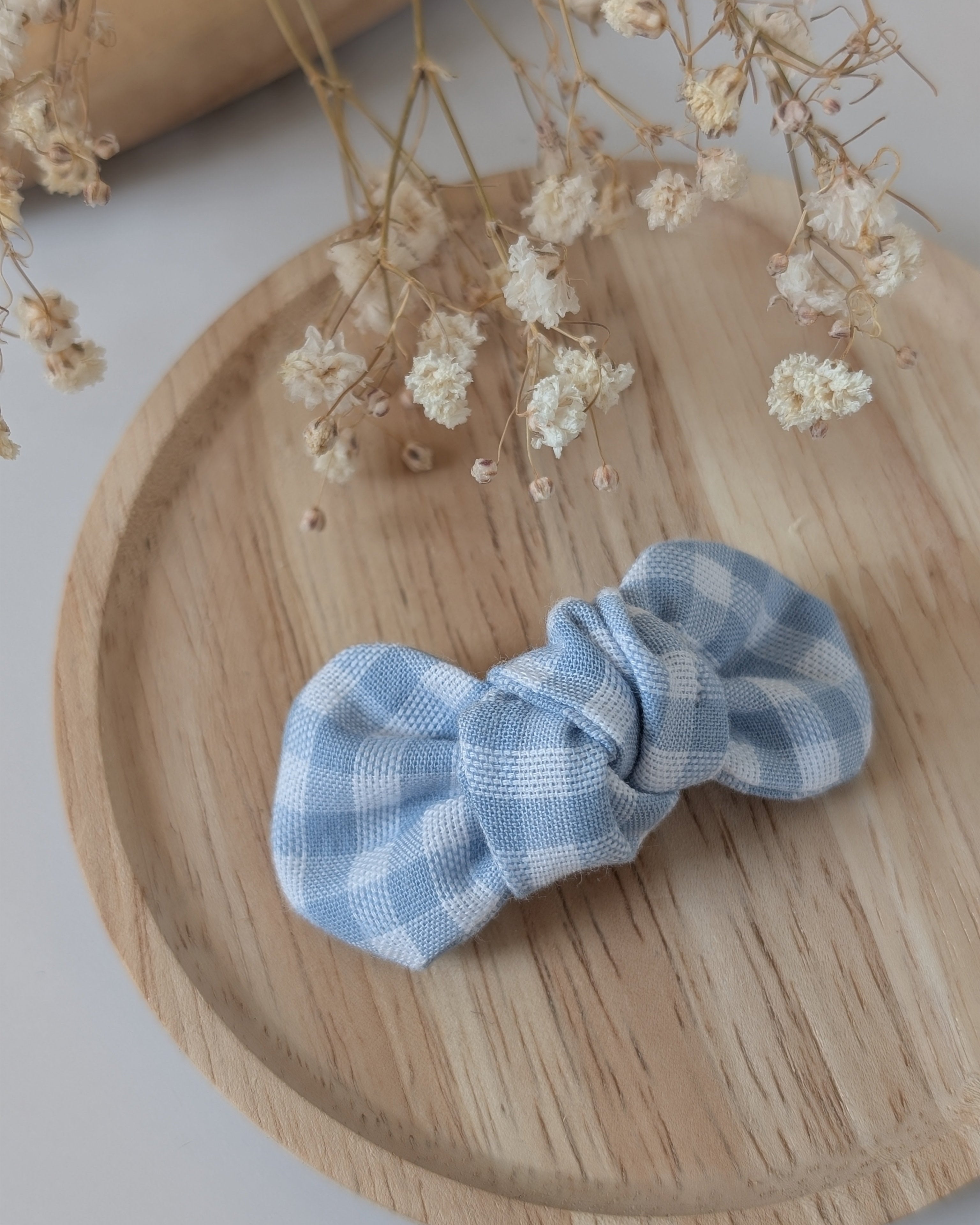 Noeud cheveux en tissus Vichy bleu ciel. Tissu en coton. Noeud cousu main La Tête dans les Nétoiles. Posé sur un support en bois