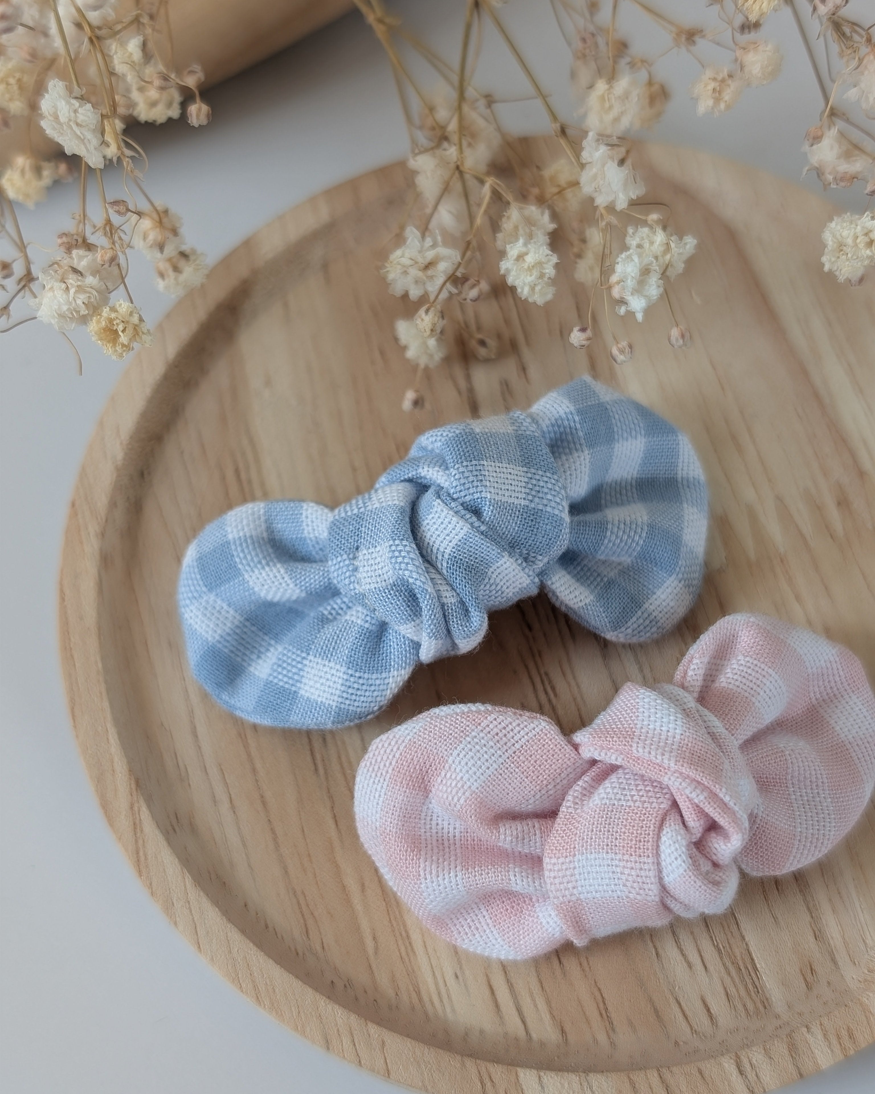 Noeud cheveux en tissus Vichy bleu ciel et rose pale. Tissu coton. Noeud cousus main La Tête dans les Nétoiles. Présenté sur un support en bois. 