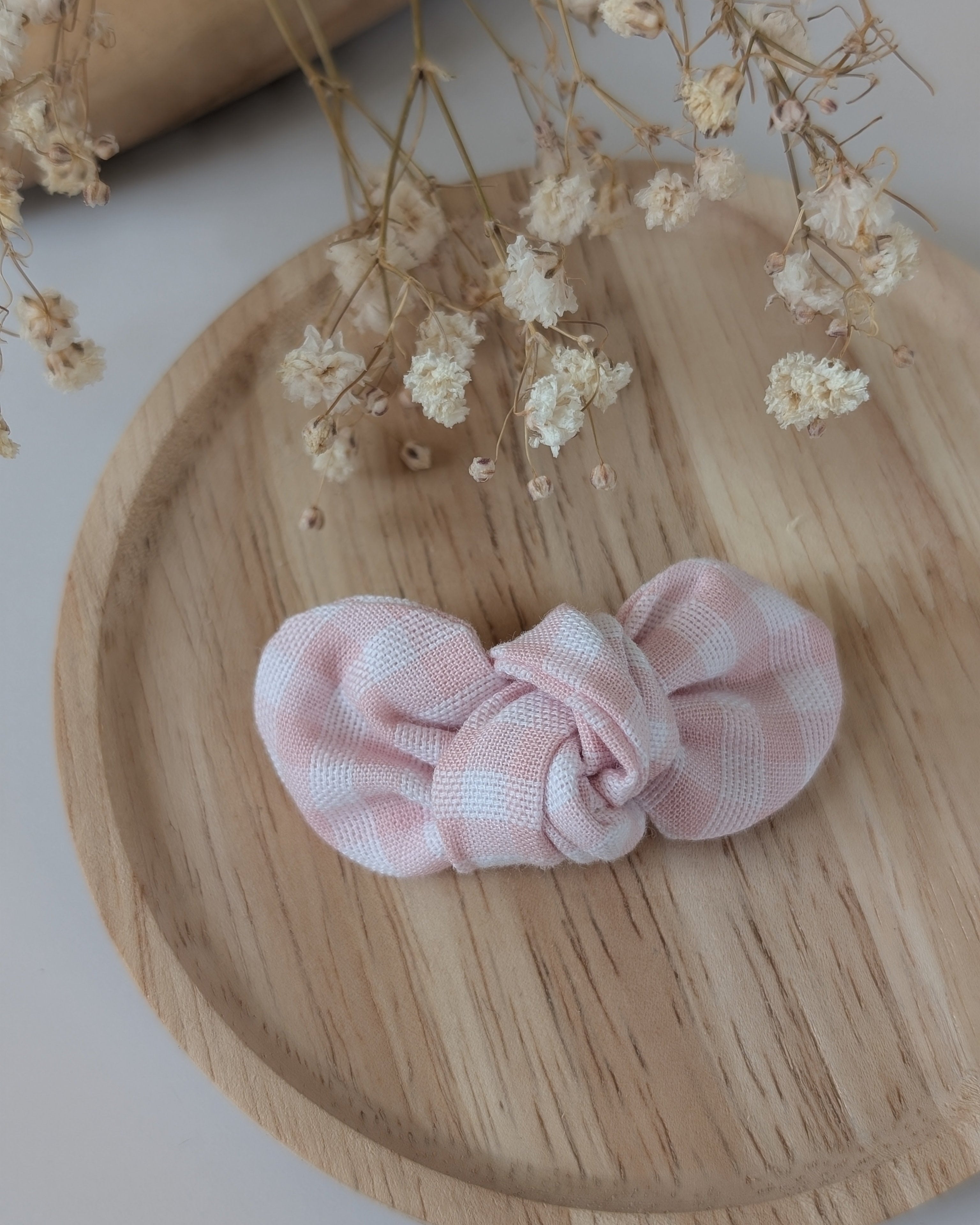 Noeud cheveux en tissus Vichy rose pale. Tissu coton. Noeud cousus main La Tête dans les Nétoiles. Présenté sur un support en bois. 