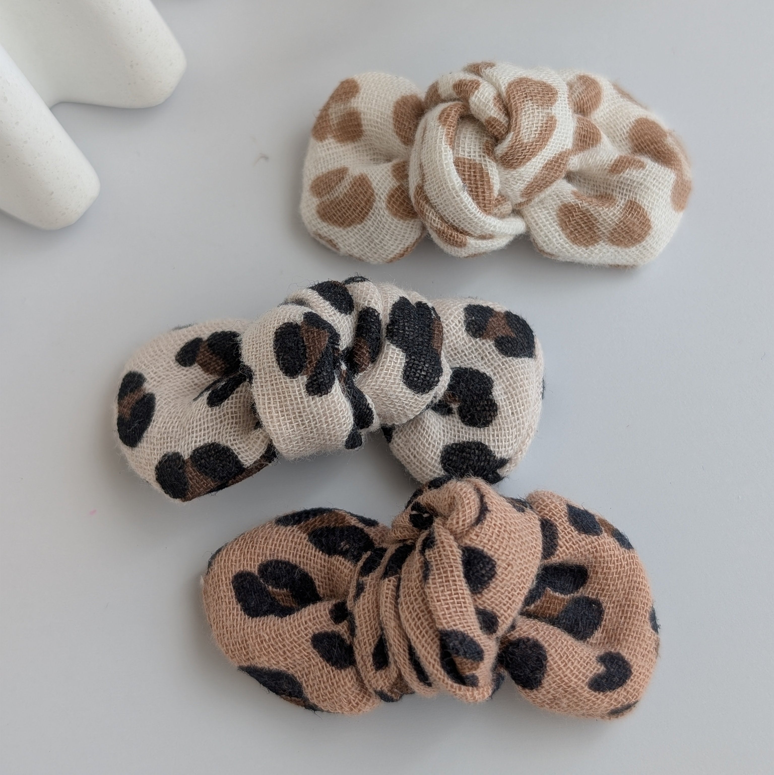 Noeud cheveux pour barrette en gaze de coton leopard. Sur système antiglisse, pince crocodile, mini chouchou. Créations cousues main La Tête dans les Nétoiles