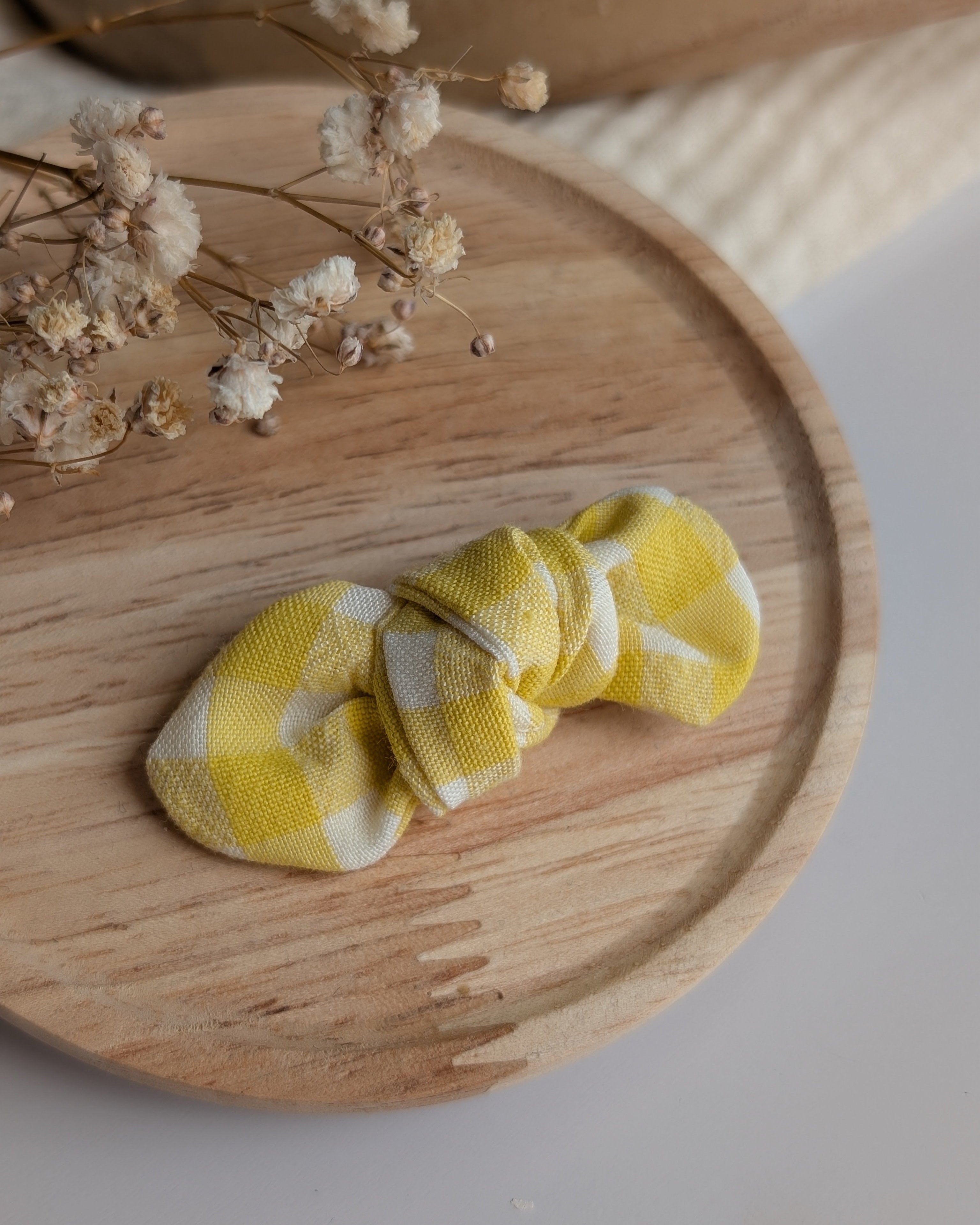 Noeud cheveux vichy jaune et blanc barrette et élastique créations artisanales ppur enfant et adulte. La Tête dans les nétoiles