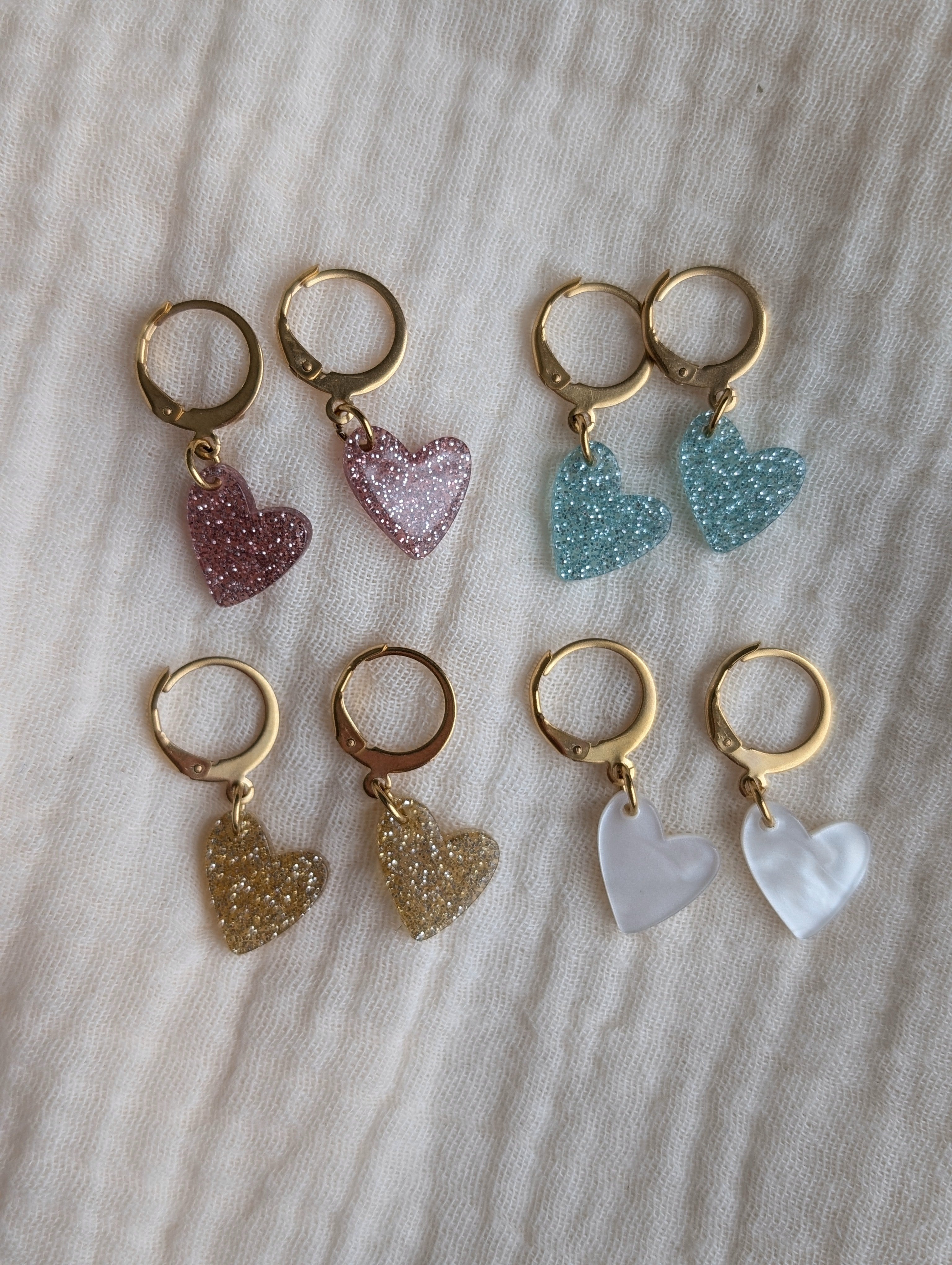 Nuancier de couleur coeur paillettes et blanc nacre sur gaze de coton. Créoles en acier inoxydable et acrylique. Création La Tête dans les Nétoiles