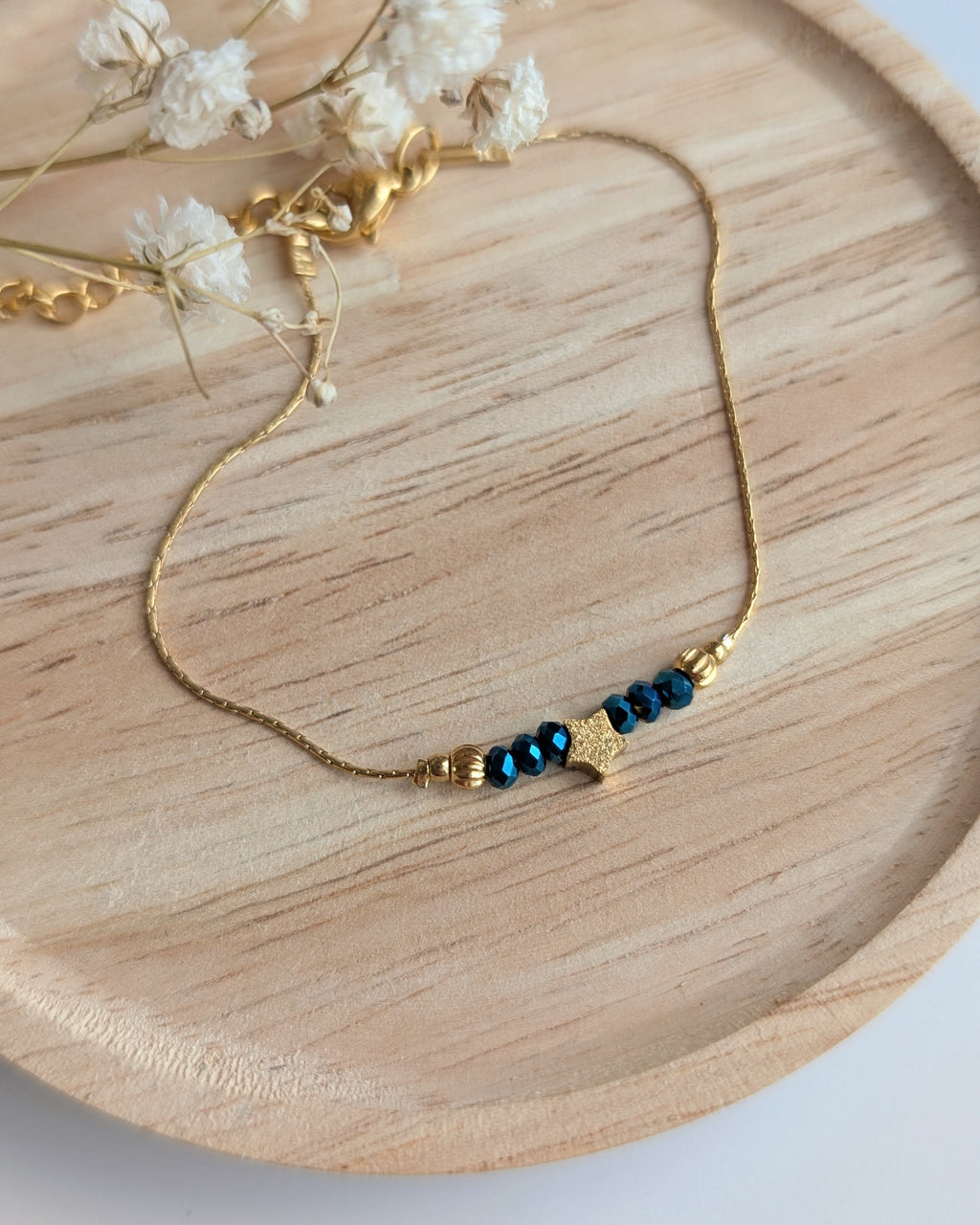 Bracelet Les précieux perle étoile diamantée sur chaine maille serpentine et perle en verre irisé. Créations Artisanales La Tête dans les Nétoiles