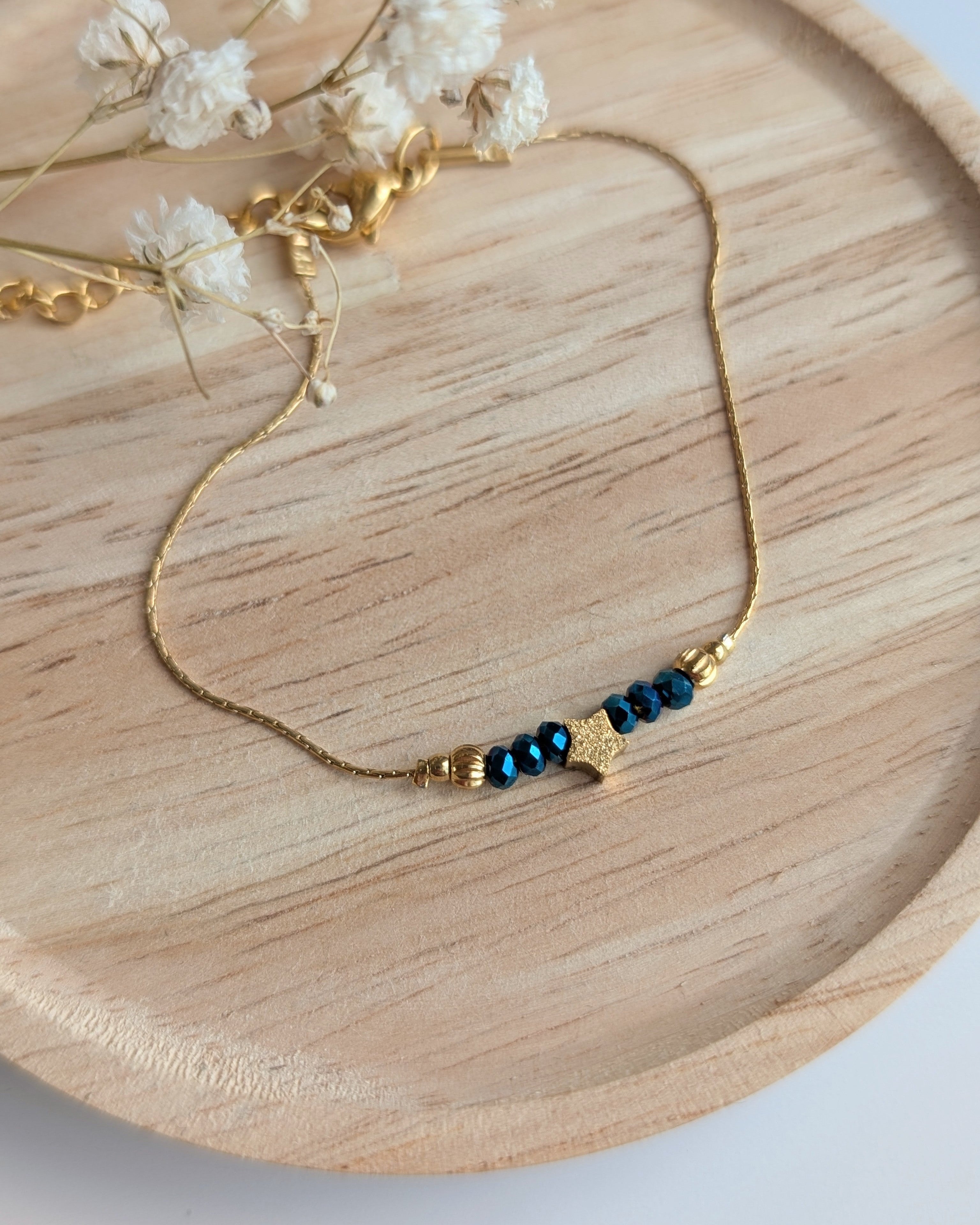 Bracelet Les précieux perle étoile diamantée sur chaine maille serpentine et perle en verre irisé. Créations Artisanales La Tête dans les Nétoiles