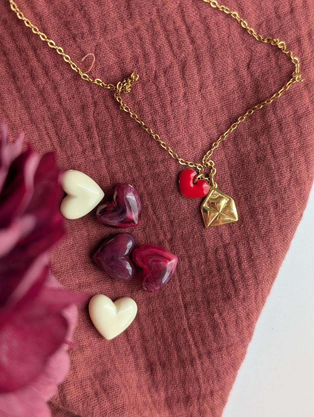Collier "Lettre d'Amour" pendentif lettre et coeur rouge
