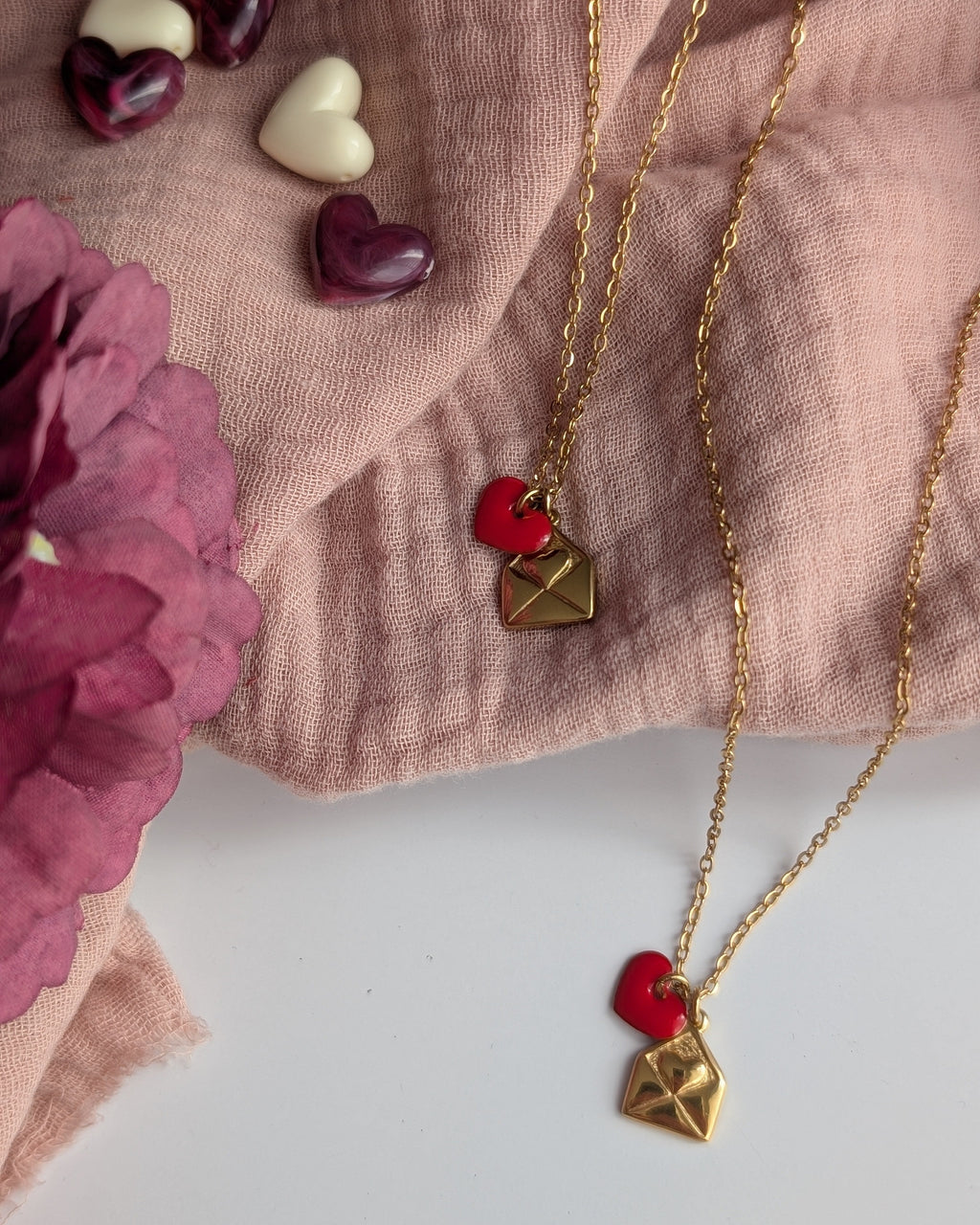 deux Colliers acier inoxydable doré et coeur rouge sur gaze de coton ; Créations faits main la Tête dans les Nétoiles
