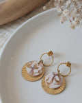 Boucles d'oreilles APRIL anneaux striés et acétate rose nude et blanc