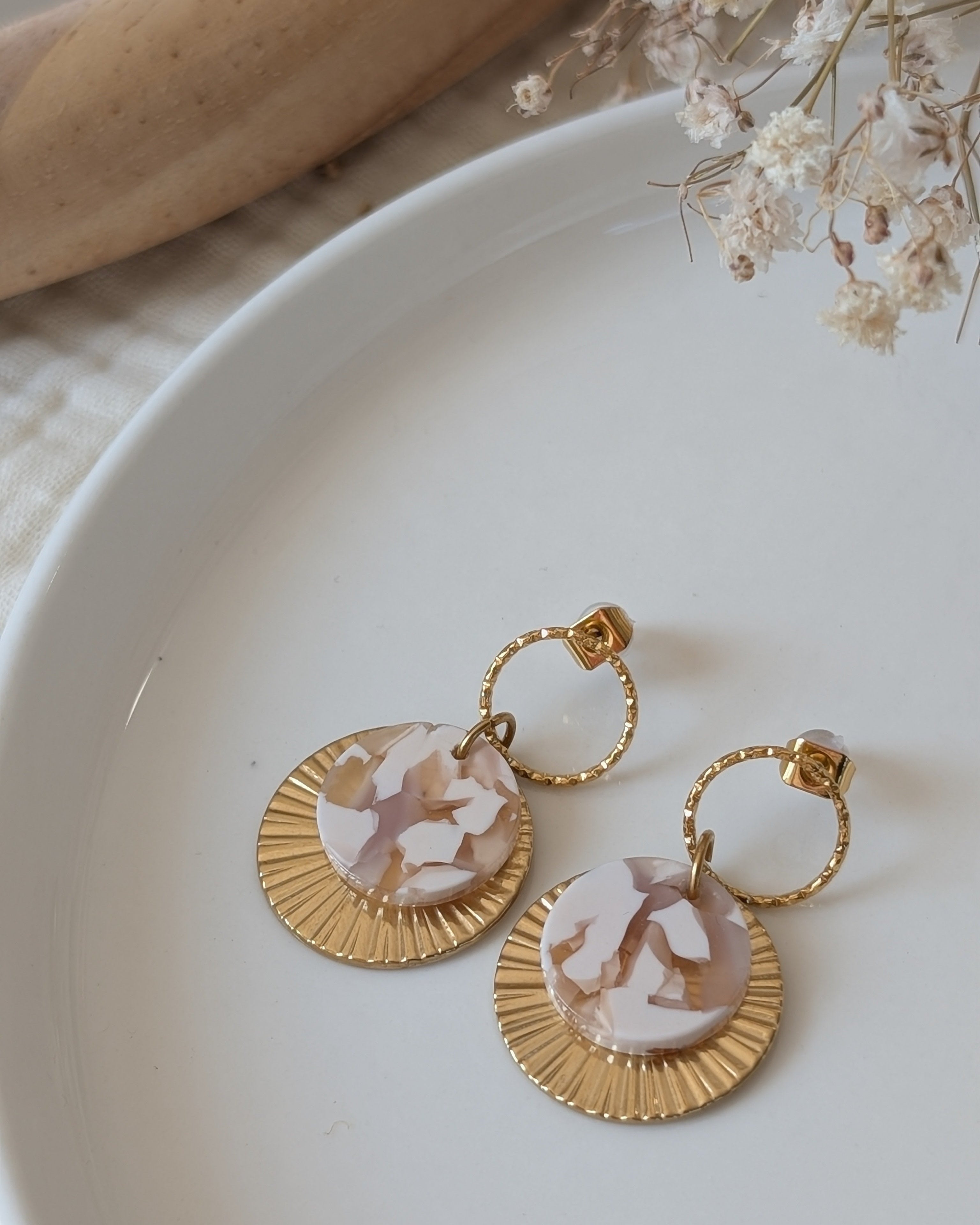 Boucles d'oreilles APRIL anneaux striés et acétate rose nude et blanc