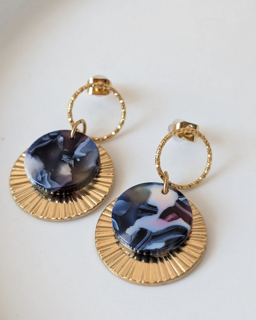 Boucles d'oreilles APRIL anneaux striés et acétate bleu