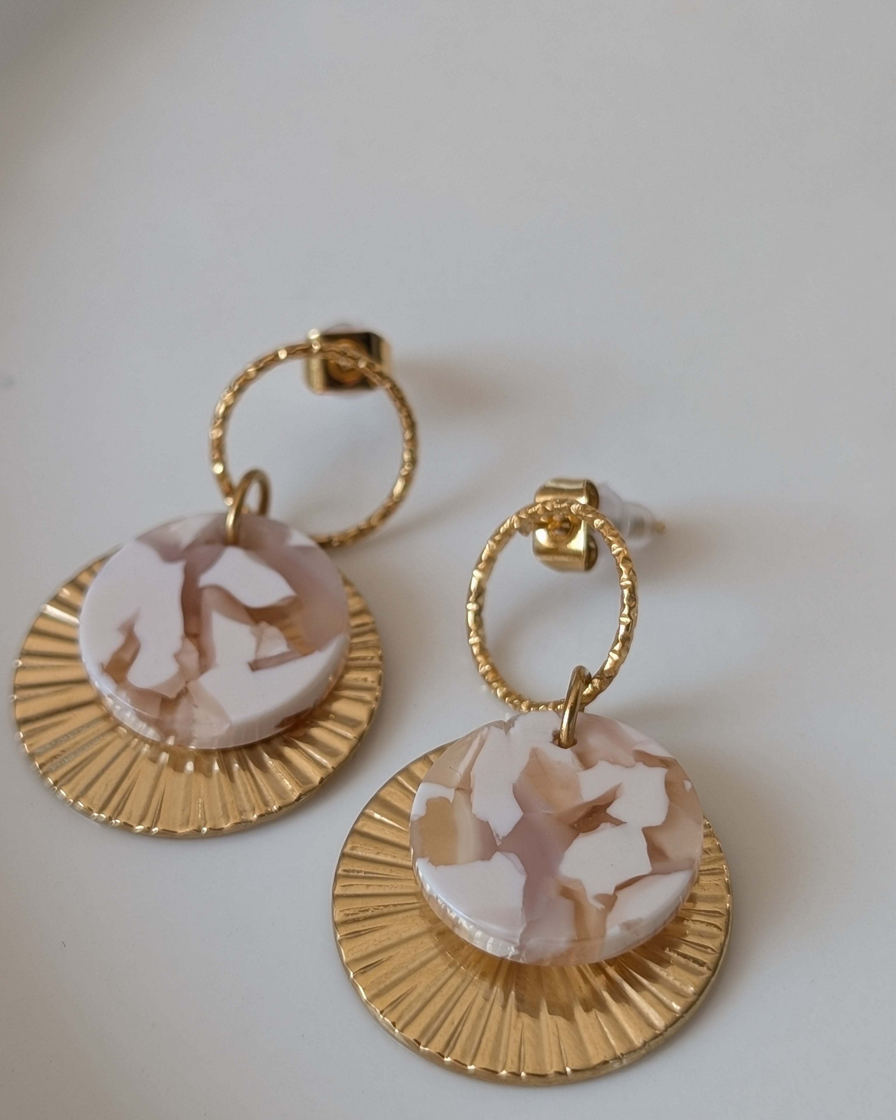 Boucles d'oreilles APRIL anneaux striés et acétate rose nude et blanc