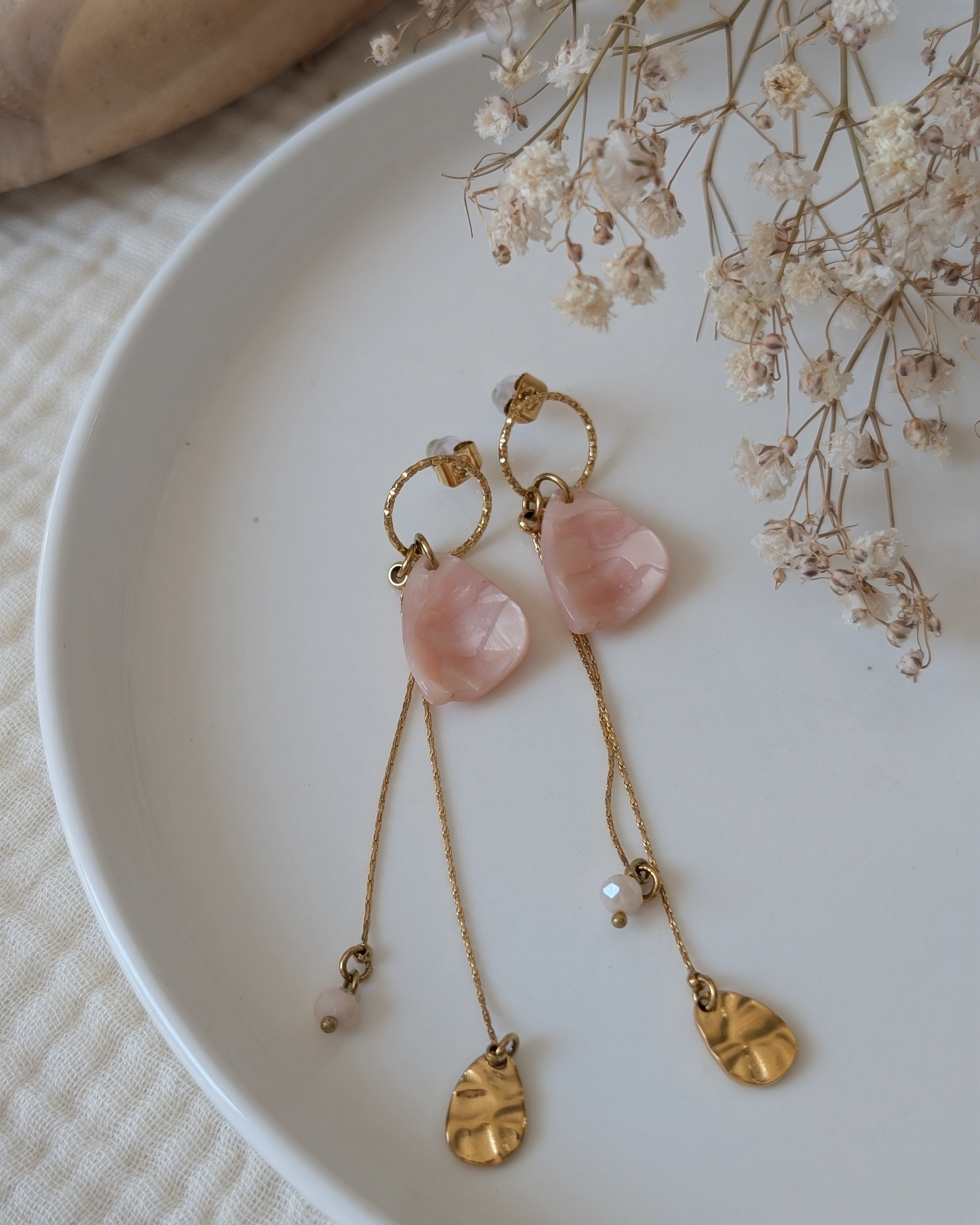 Boucles d'oreilles pendantes ELMA pétales en acier et en acétate rose poudré marbré
