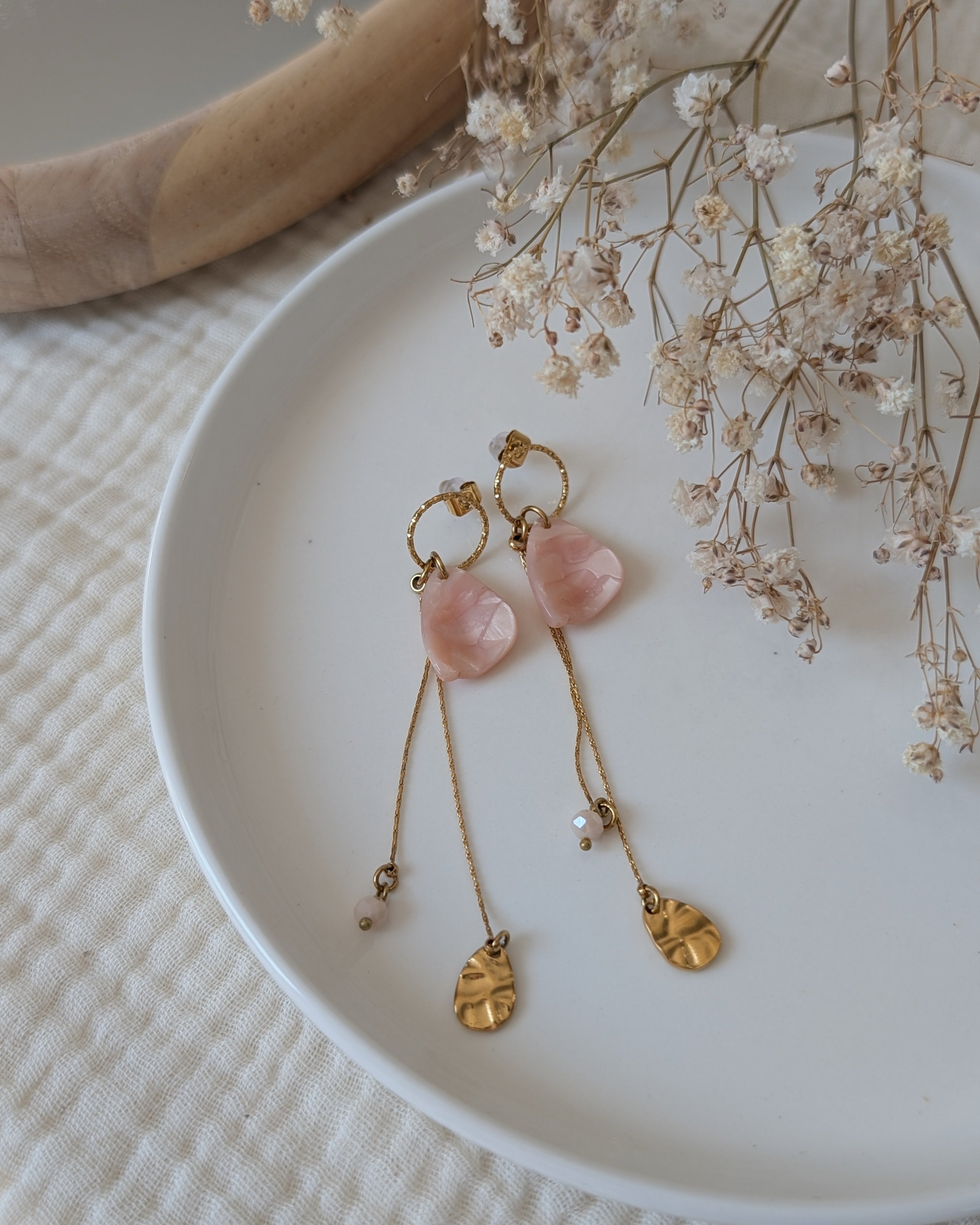Boucles d'oreilles pendantes ELMA pétales en acier et en acétate rose poudré marbré