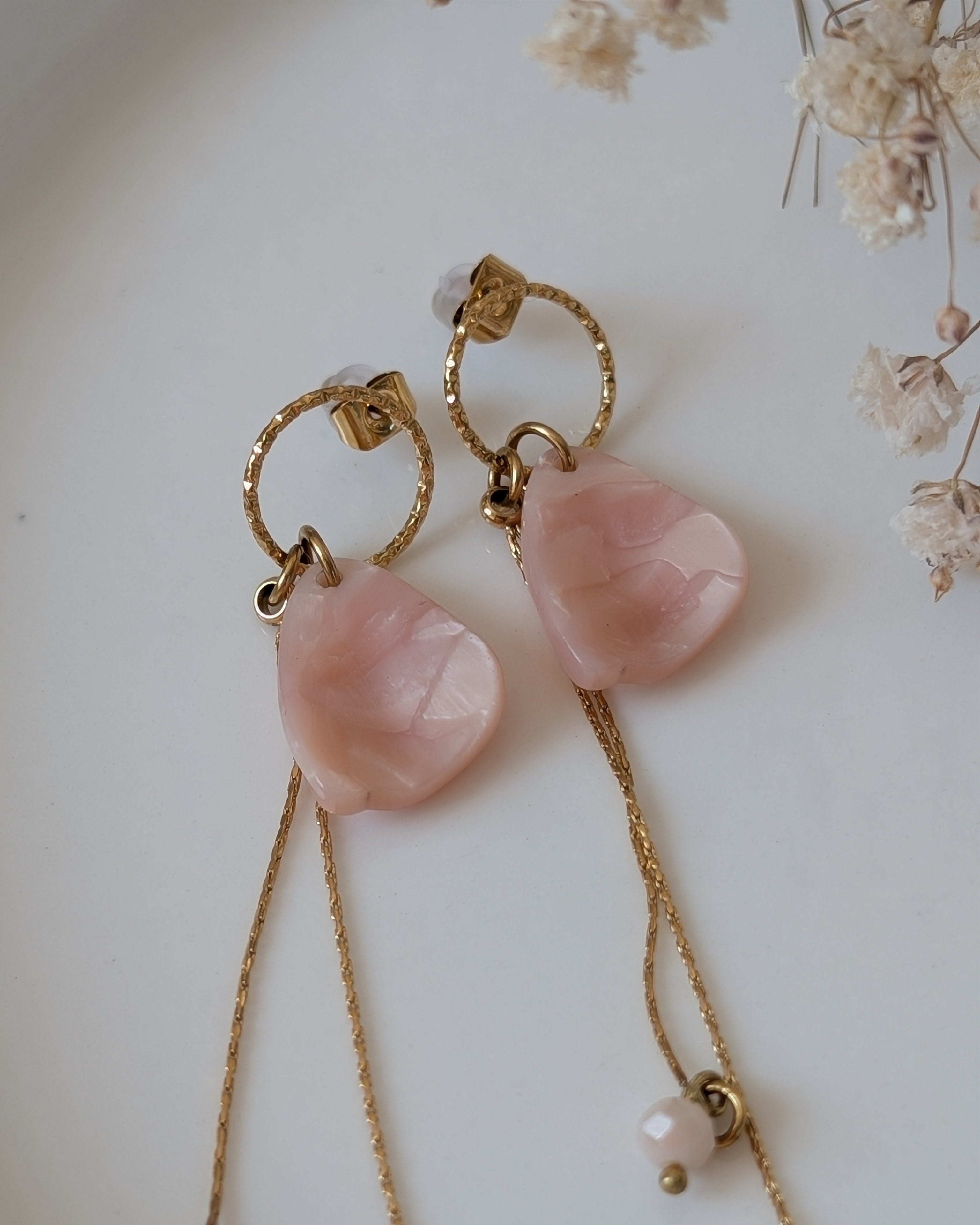 Boucles d'oreilles pendantes ELMA pétales en acier et en acétate rose poudré marbré