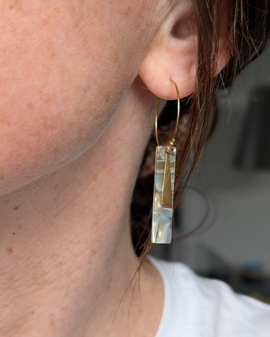 Créoles CYBELE en acier inoxydable et rectangle en acétate bleu fumé jaune pastel