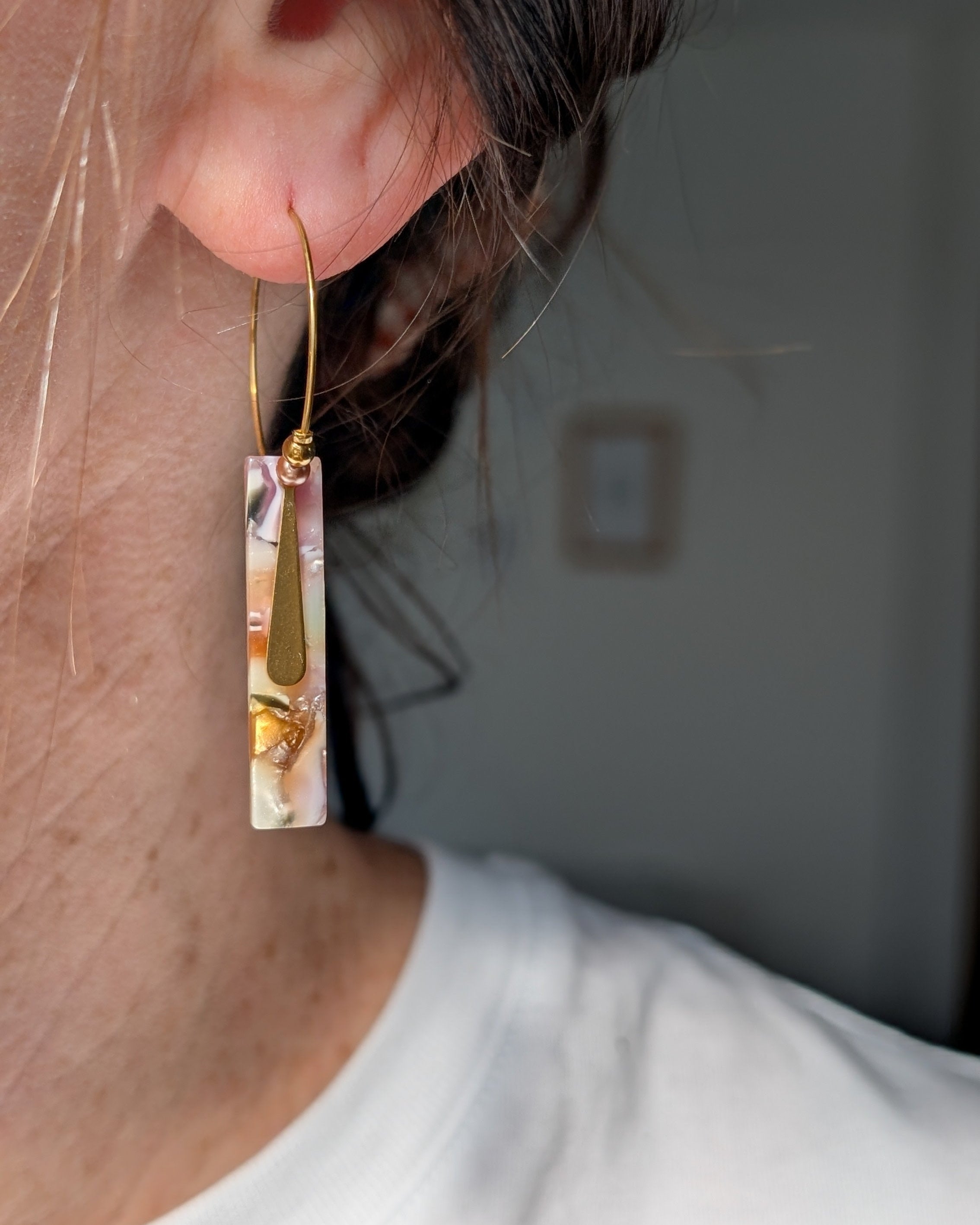 Créoles CYBELE en acier inoxydable et rectangle en acétate caramel vieux rose