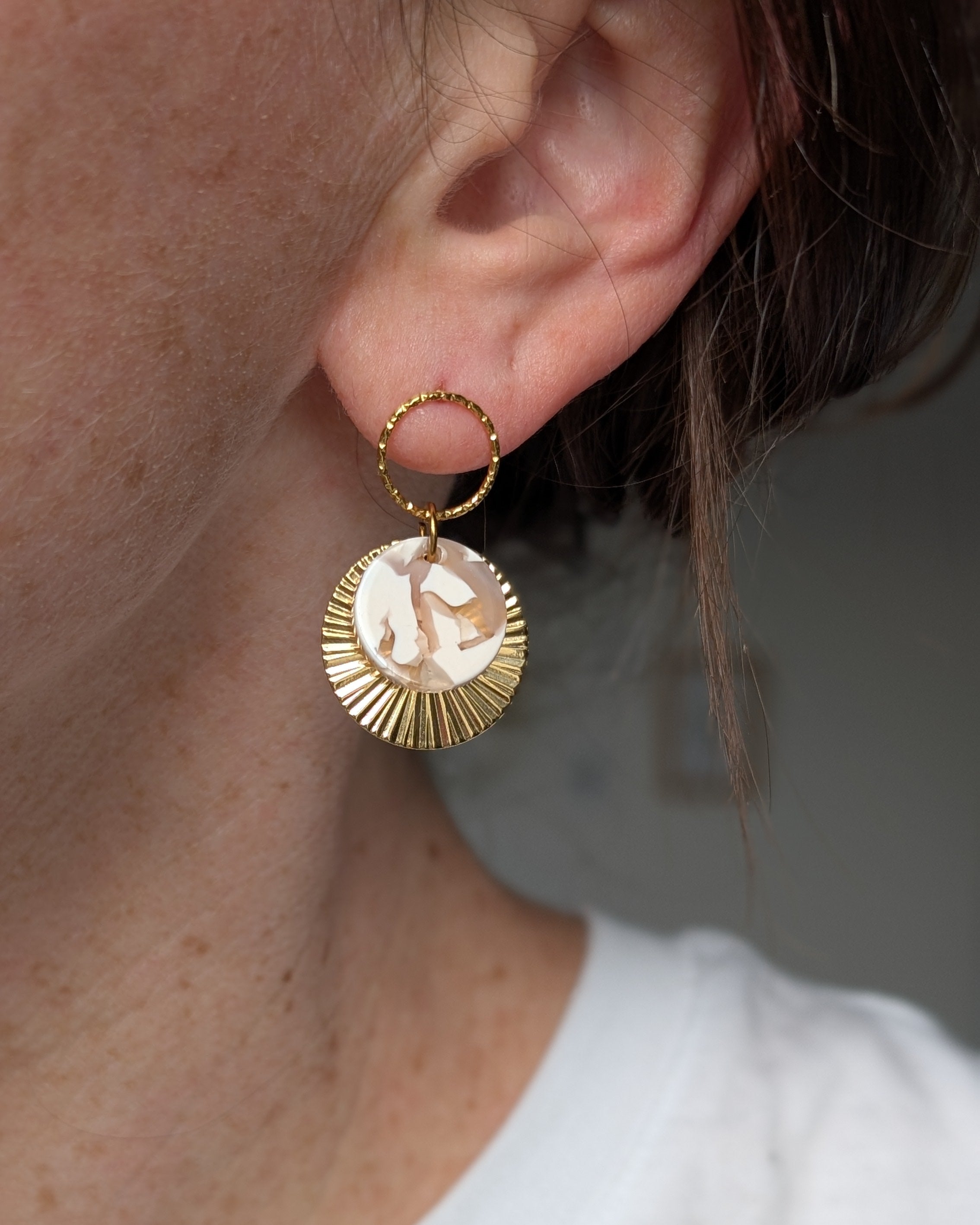 Boucles d'oreilles APRIL anneaux striés et acétate rose nude et blanc